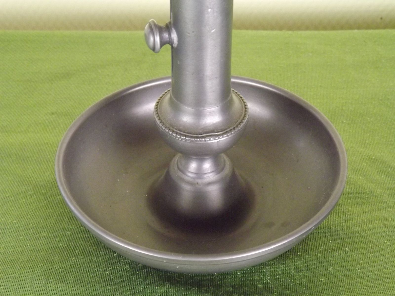 95.0 Lanterne à huile d'époque française, base en étain pour bougie, réservoir à huile en verre ambré et cheminée en verre photo