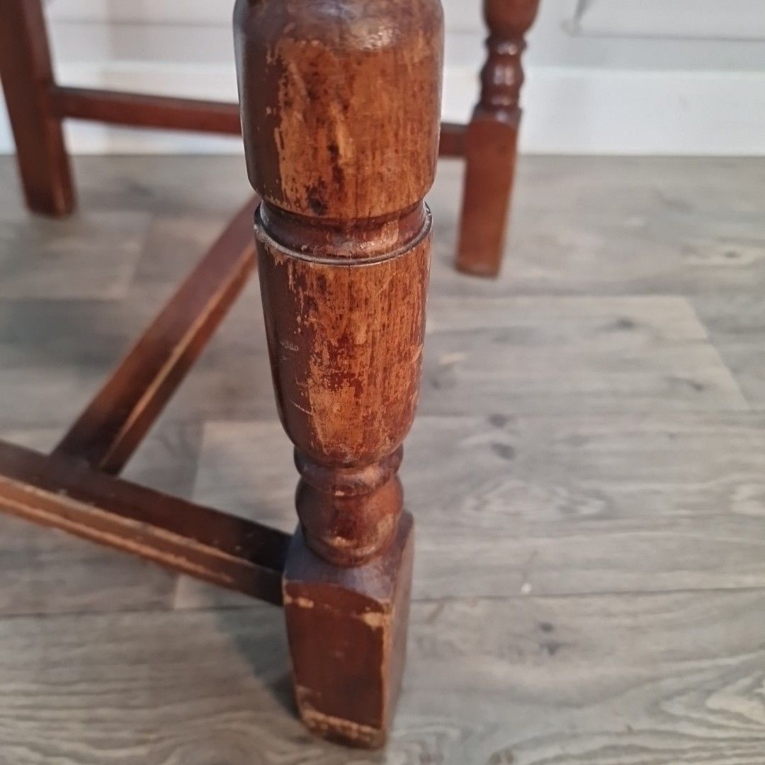 photo vintage Vintage Wooden Dining Chair – Art Deco Brown Vinyl Seat Rustic Traditional Retro