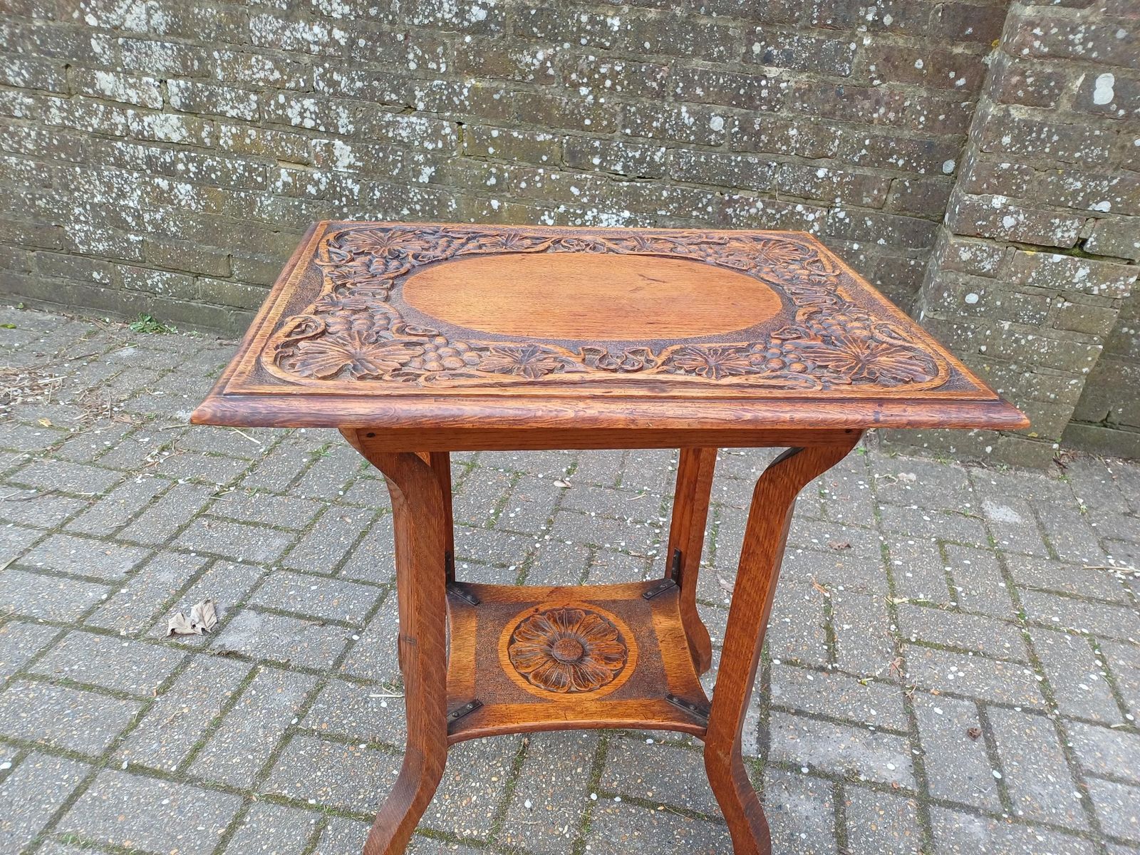 photo vintage Antique Arts And Crafts Oak Side Table Vintage Hand Carved Floral Oak Occasional Table Early 20th Century