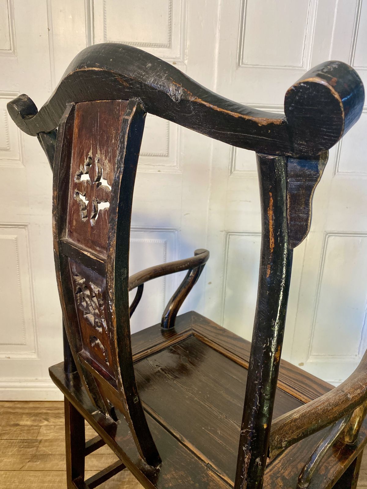 photo vintage Antique 1800s Chinese Yoke Back Armchair.