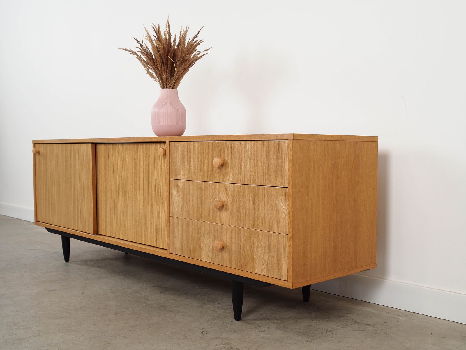 Eiken Dressoir, Scandinavisch Design photo buy