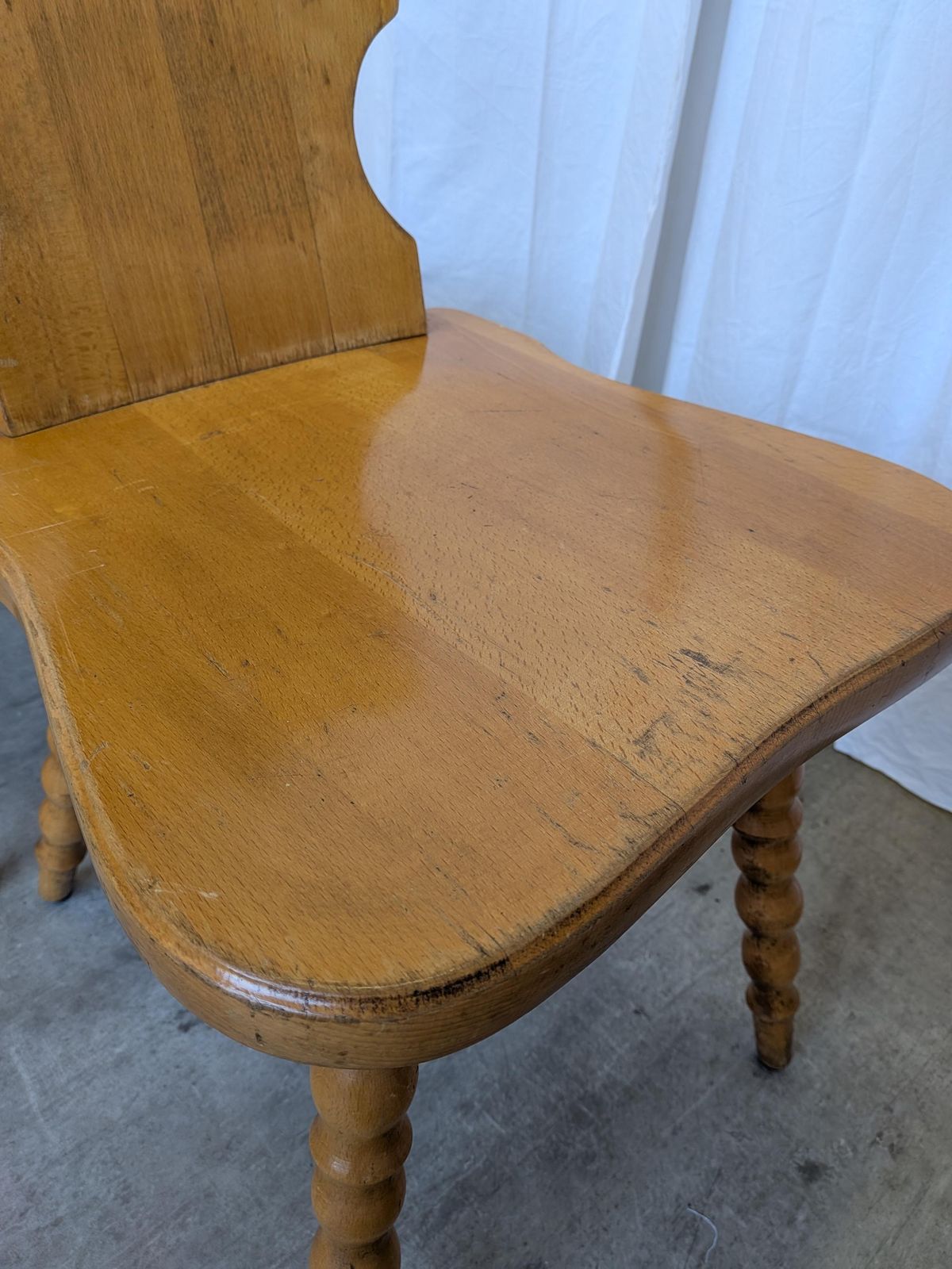photo vintage Set Of 4 Vintage Tyrolean Heart Cutout Wooden Dining Chairs, Rustic Farmhouse Style