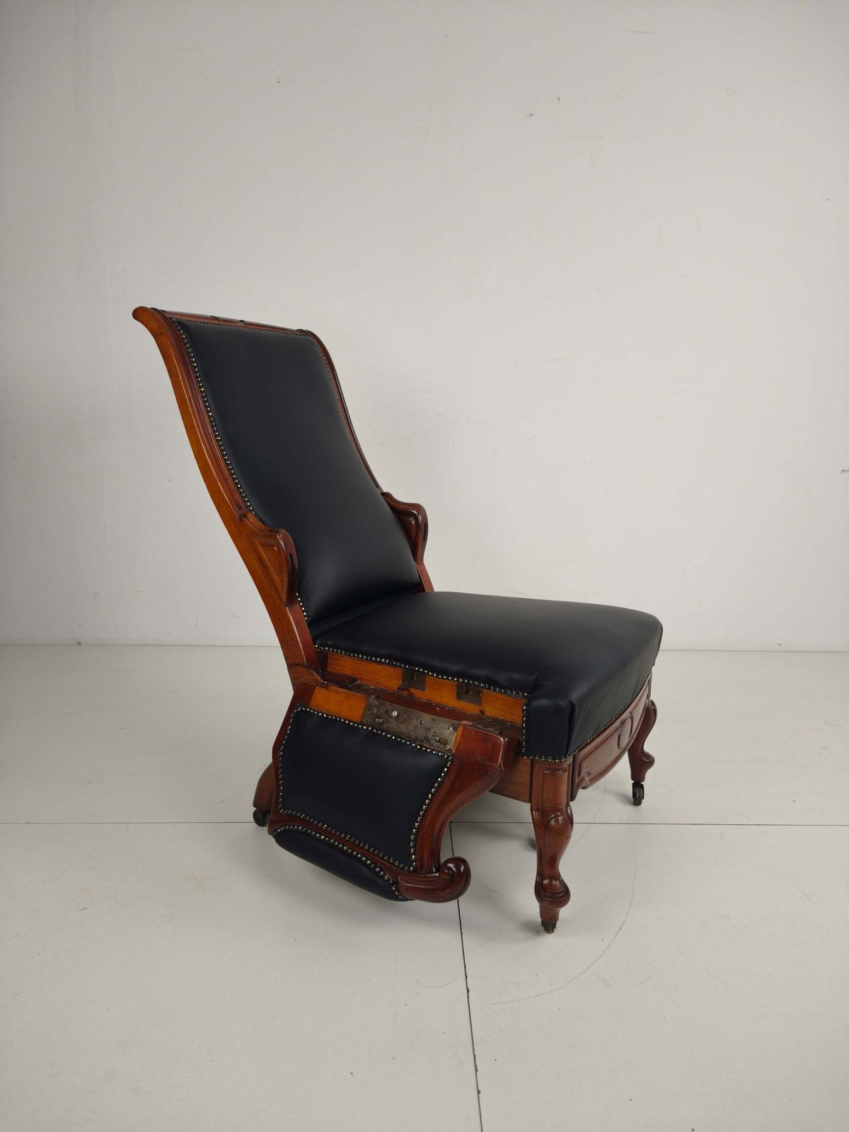 photo furniture 19th Century Antique Library Chair By Horrix – Black Leather