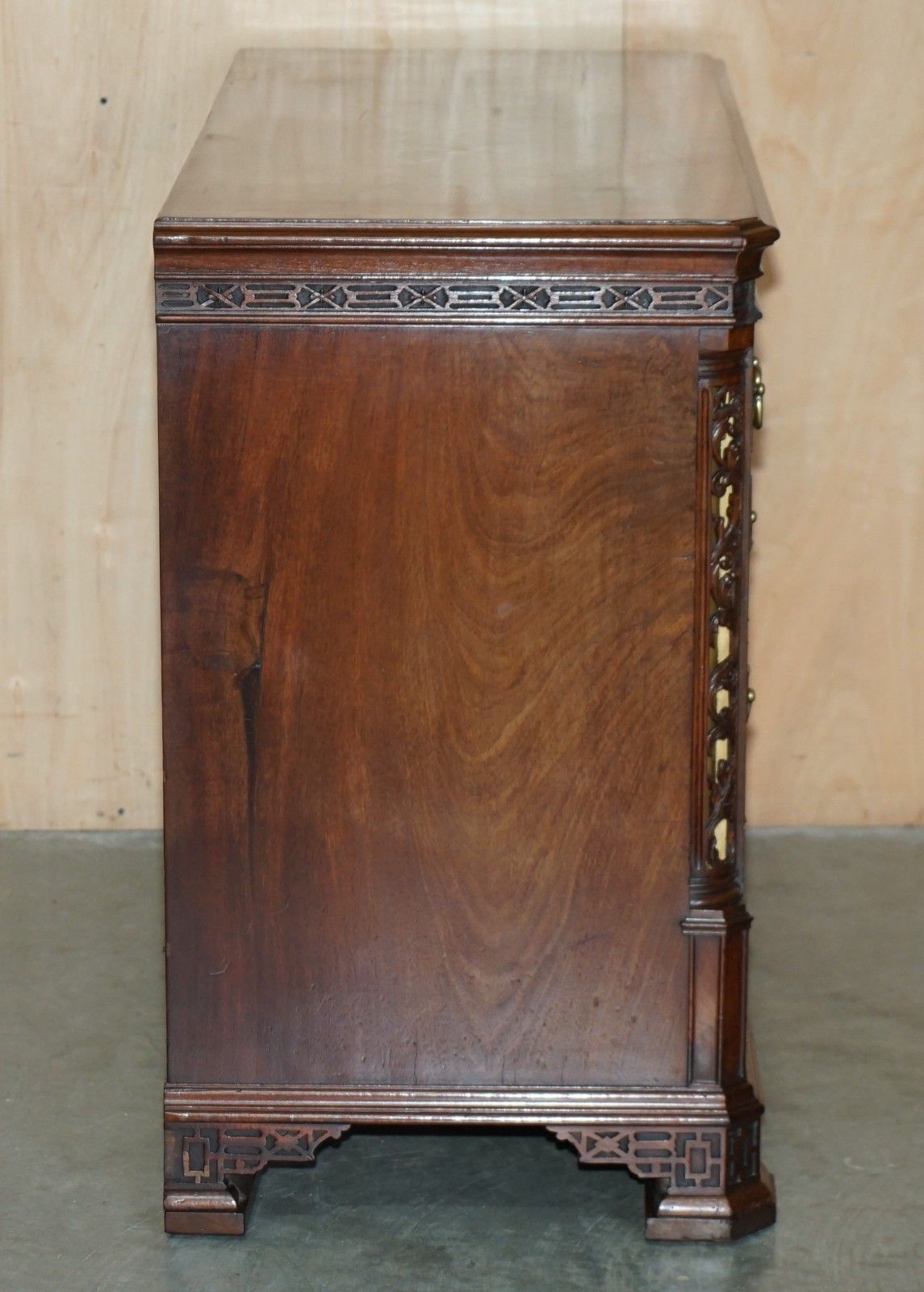 photo furniture Fine Antique George III Circa 1770 Thomas Chippendale Walnut Chest Of Drawers