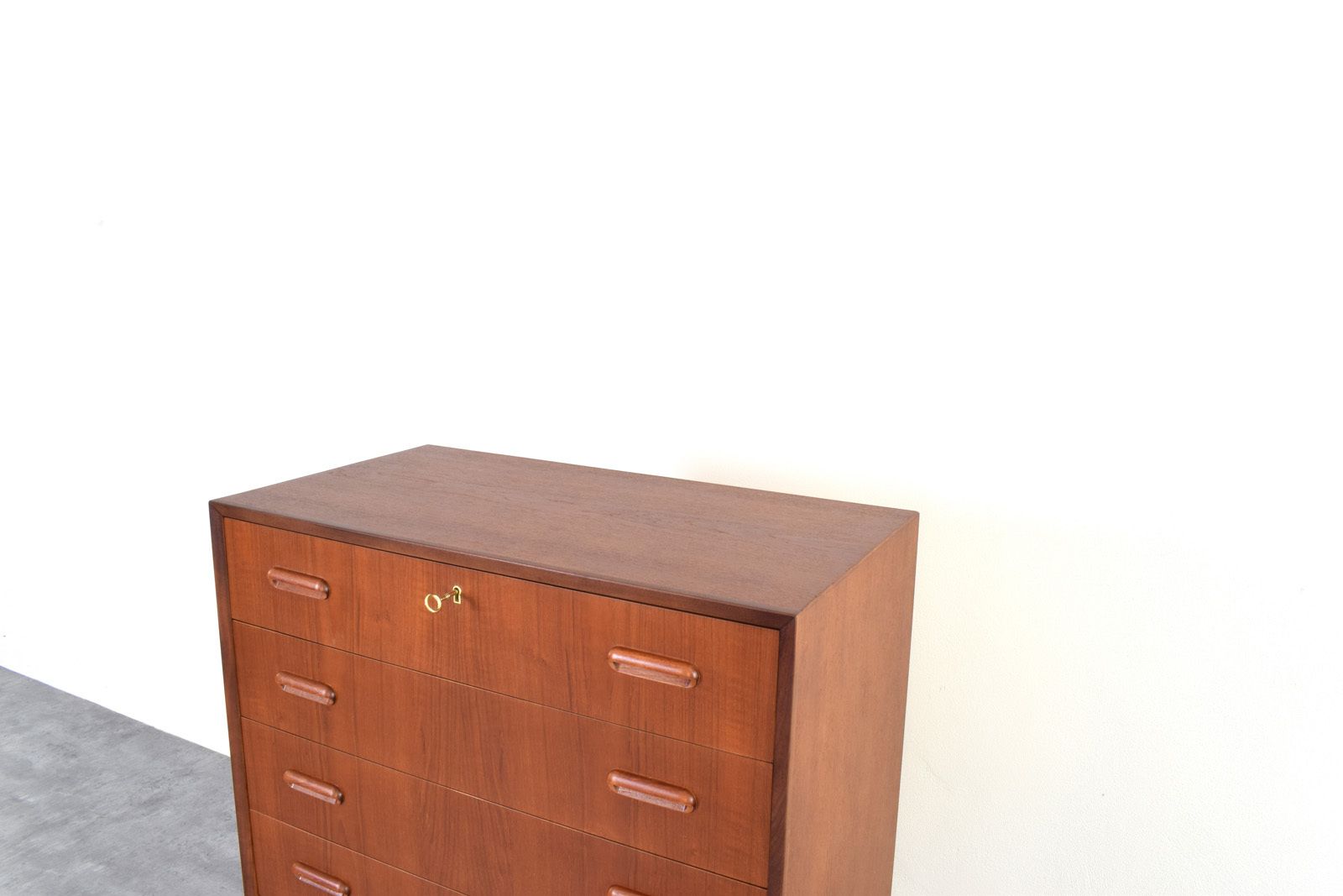 photo vinterior Mid Century Danish Teak Chest Of Drawers, 1960s.