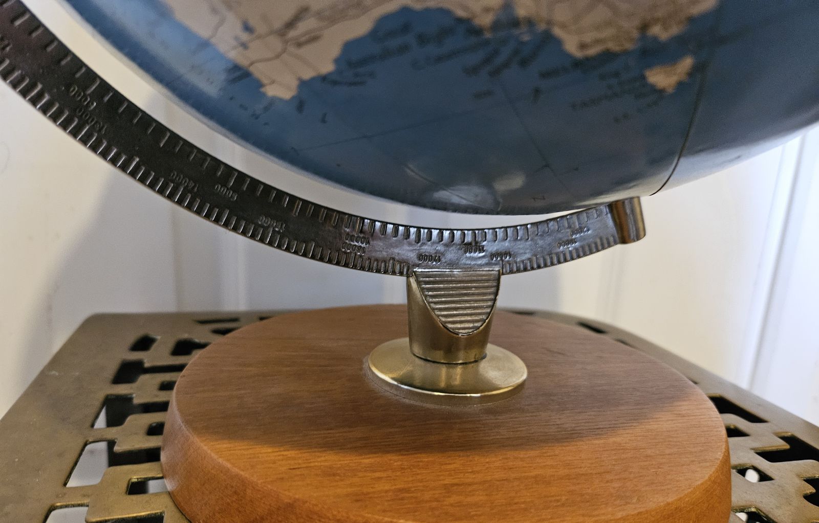 Home Fixtures Vintage 20th Century Philips 12"  Political  Challenge Globe 1971 photo