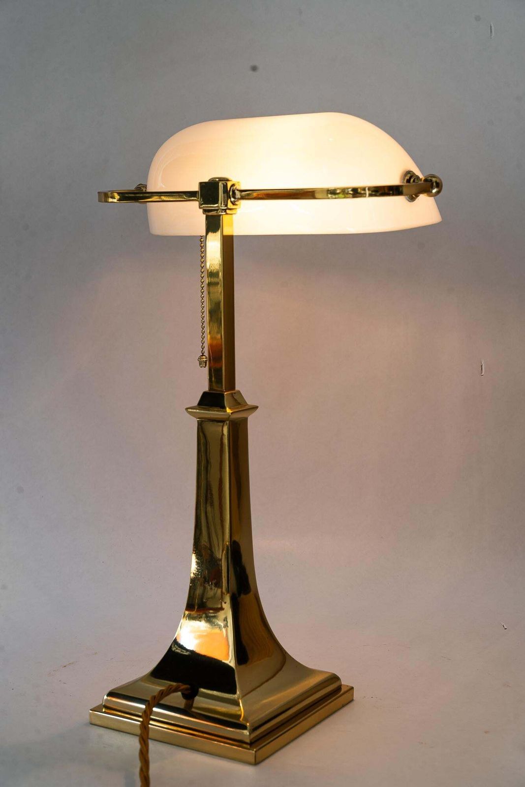 photo vintage Art Deco Banker Lamp With Original Glass Shade Around 1920s