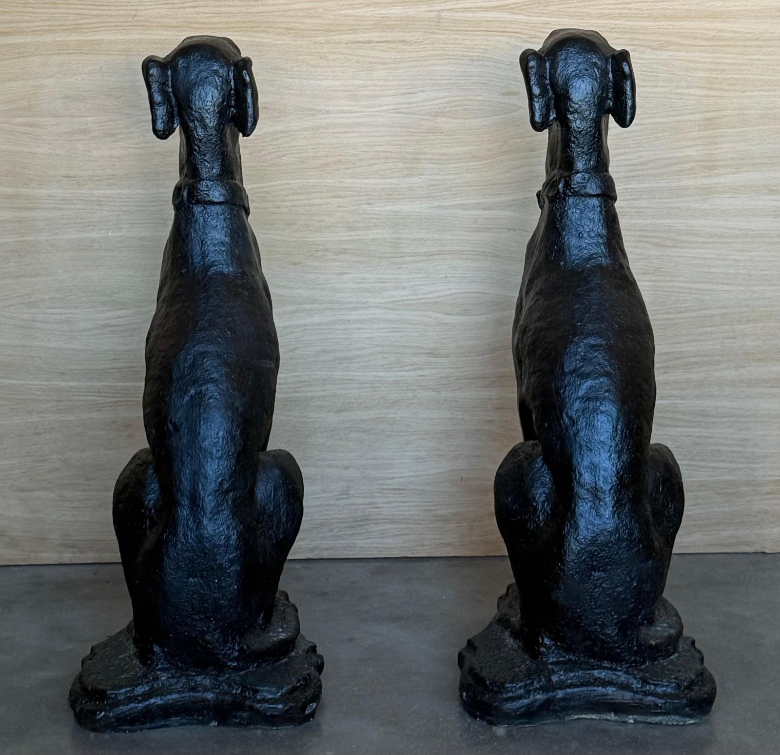 Paire de sculptures de lévriers assis grandeur nature en bronze, mid-century photo vintage