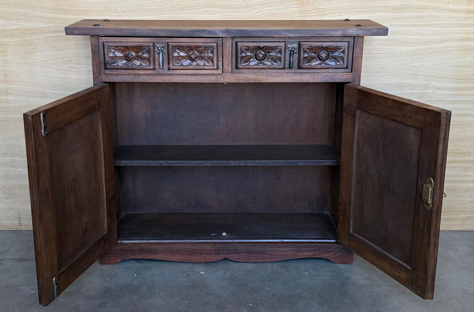 Buffet baroque espagnol du XXe siècle en noyer sculpté, style toscan, deux tiroirs photo vinterior