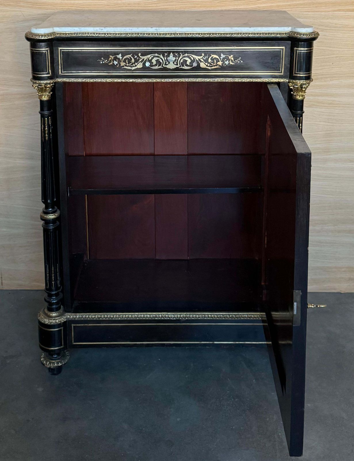 Cabinet français de style Napoléon III, XIXe siècle, avec incrustations métalliques photo vinterior