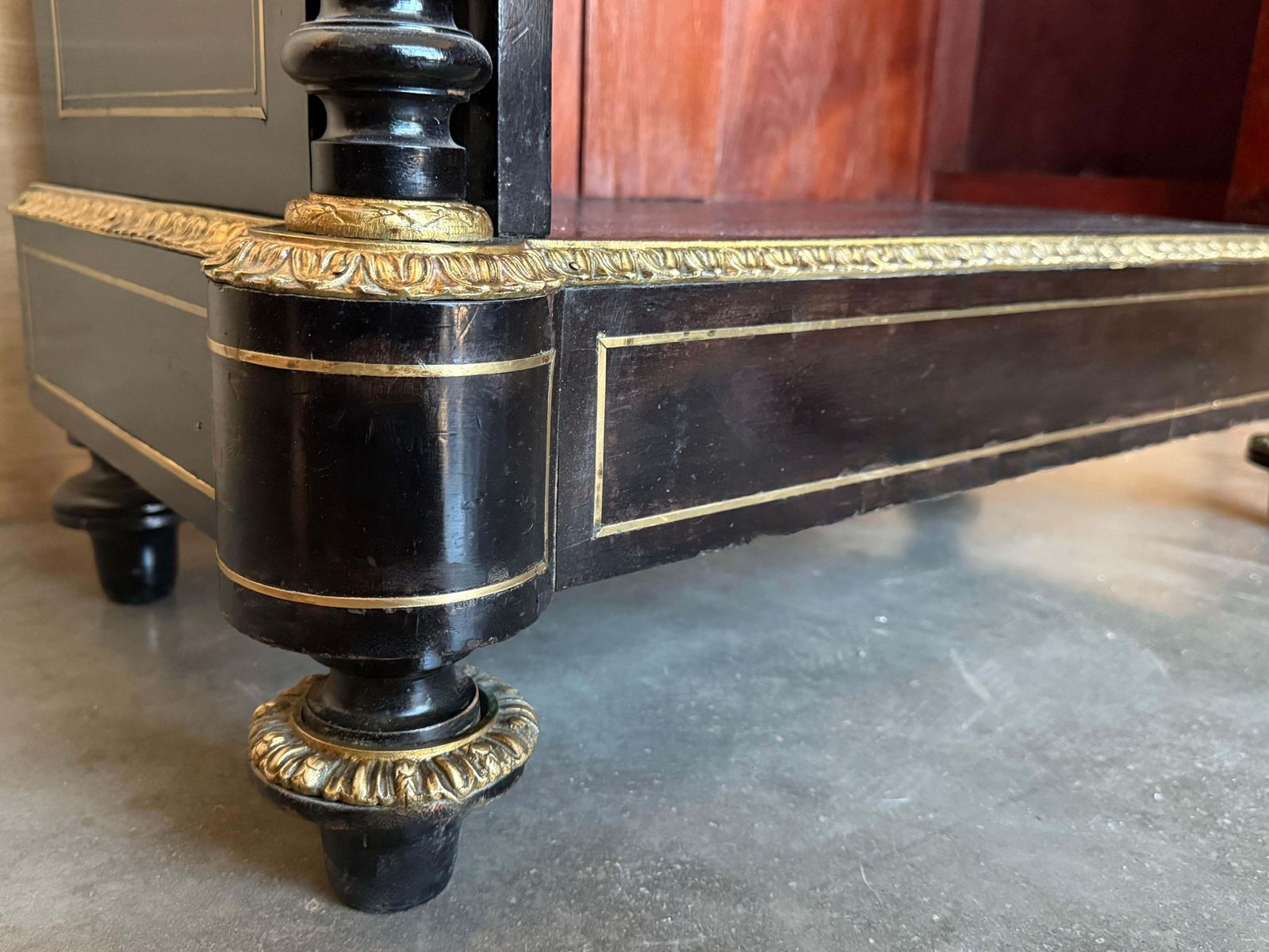 5664.0 Cabinet français de style Napoléon III, XIXe siècle, avec incrustations métalliques photo