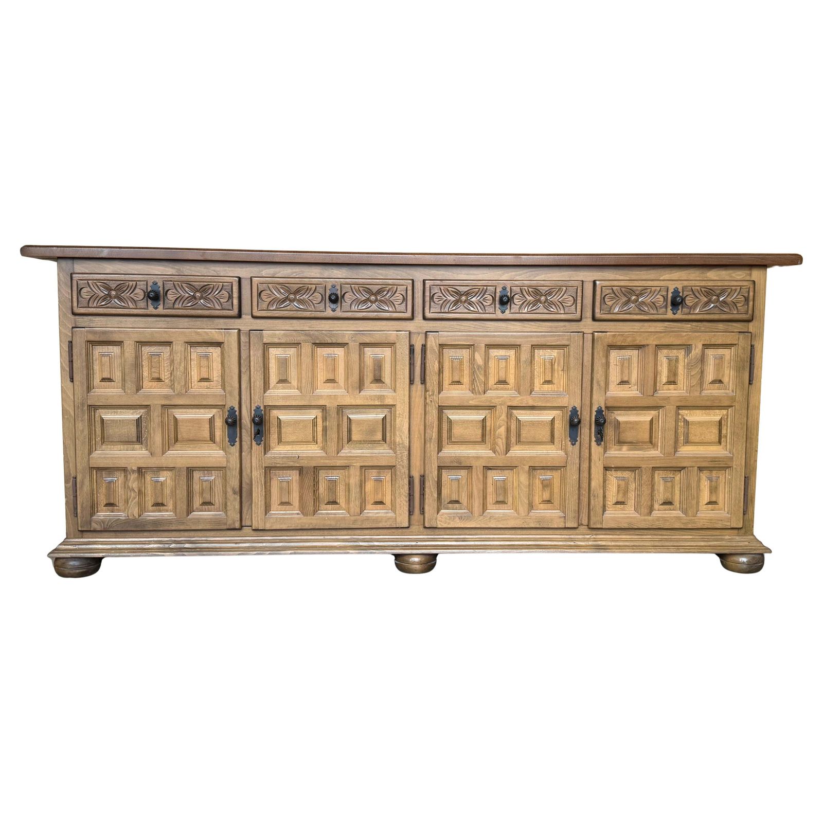 Grand buffet baroque catalan espagnol en noyer clair de style toscan, XXe siècle