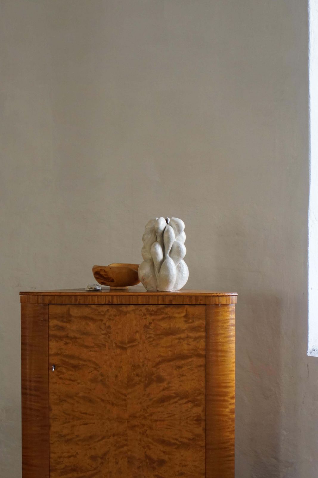photo vinterior Early 20th Century, Swedish Modern Bar Cabinet In Birch By H. Westlund, 1930s