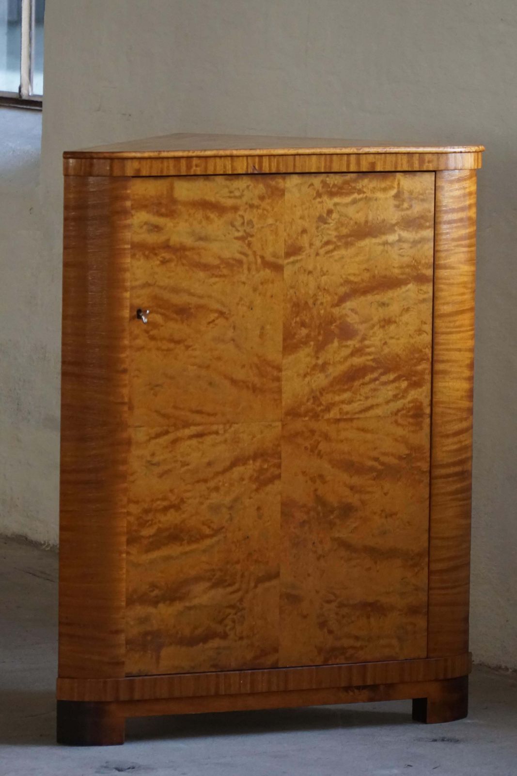photo vintage Early 20th Century, Swedish Modern Bar Cabinet In Birch By H. Westlund, 1930s