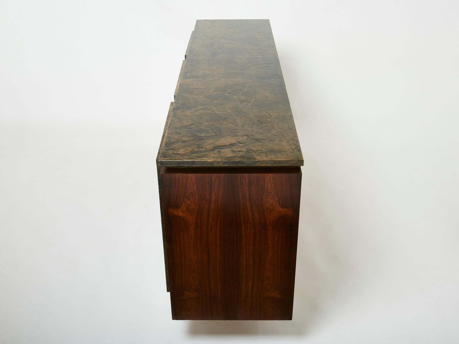 Mobilier Enfilade brutaliste belge en palissandre, résine et laiton, 1970 photo