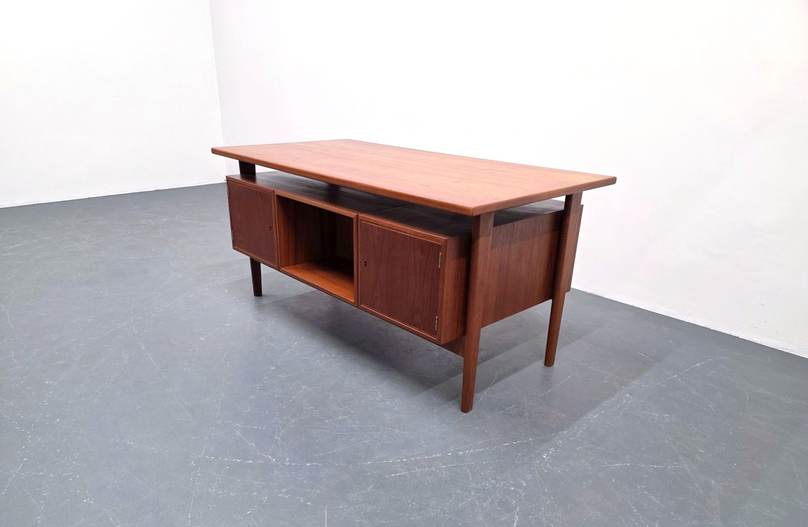 photo vinterior Kai Kristiansen For Feldballes Møbelfabrik — Fm60 Executive Desk, Denmark, 1960sv