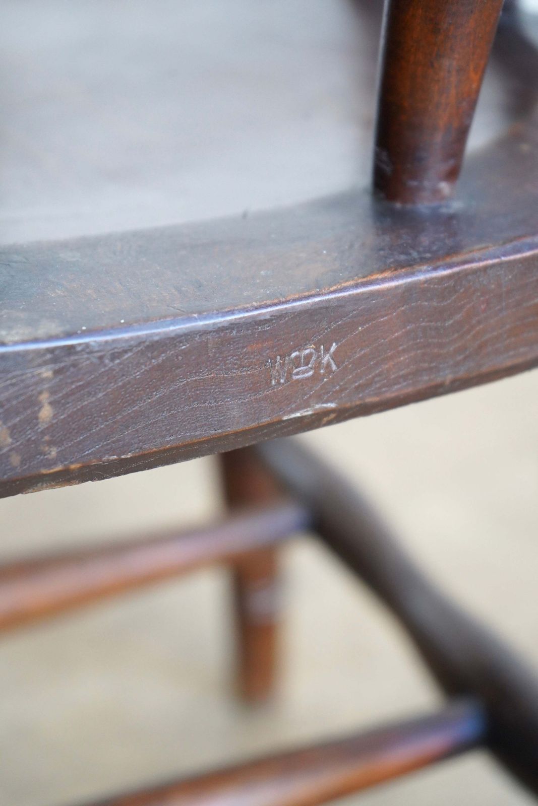 photo furniture 1900's Elm Carver, 1900s, Antique