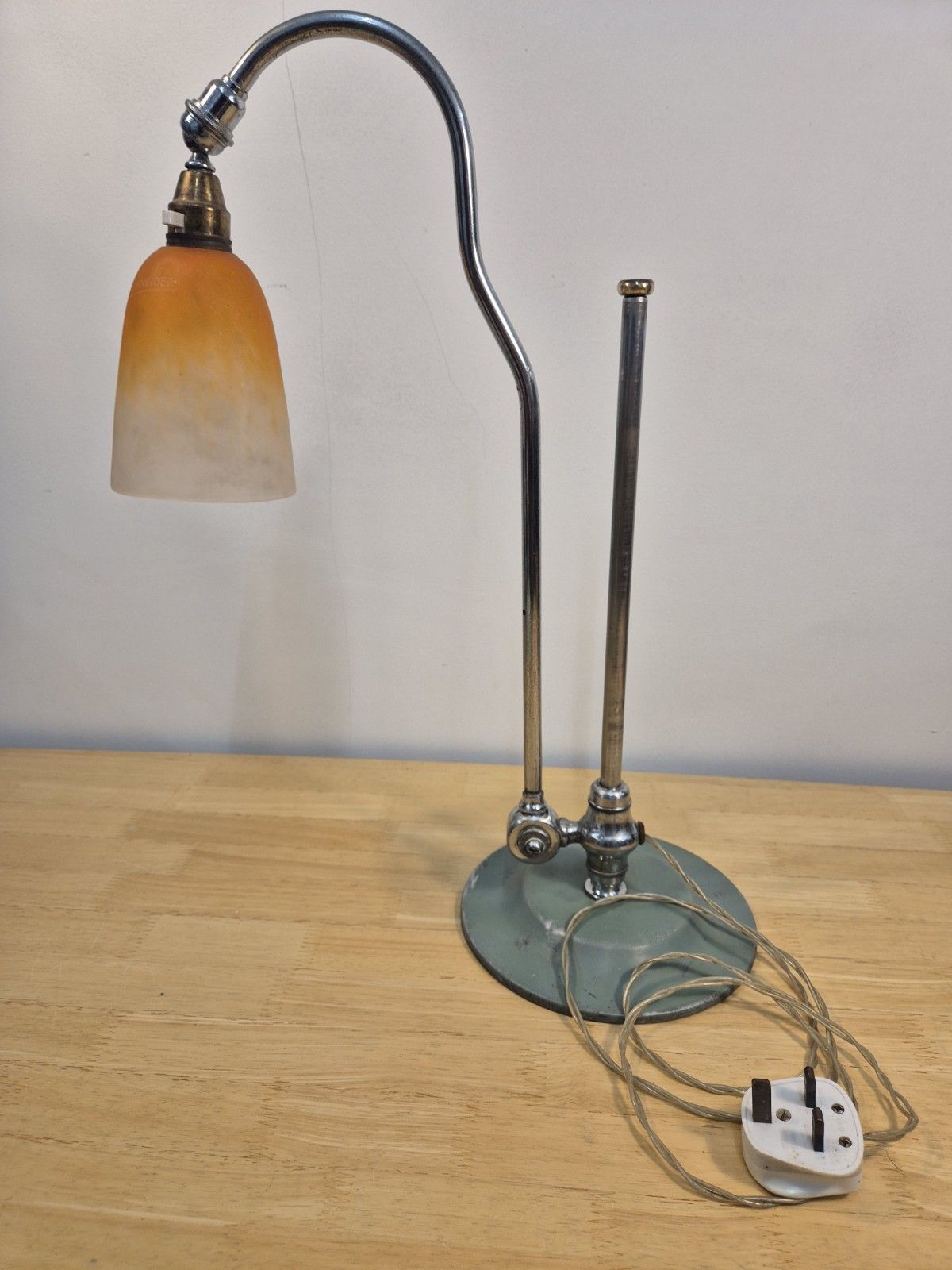 photo vintage Original 1920s Supreme Adapt O Lite Table Lamp With Period Thomas Schneider Glass Shade