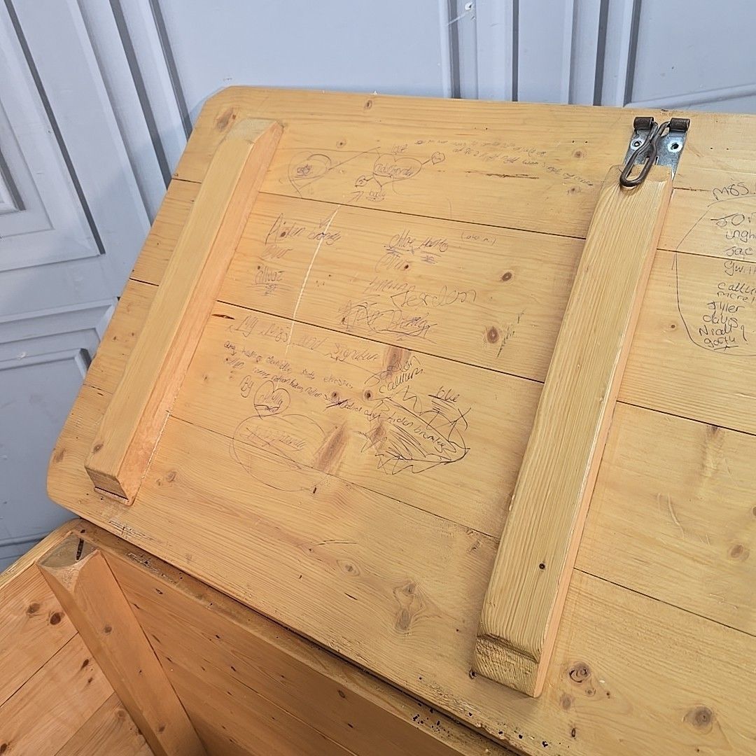 photo vintage Vintage Pine Storage Chest Blanket Toy Tool Box Large Trunk Wooden Rustic