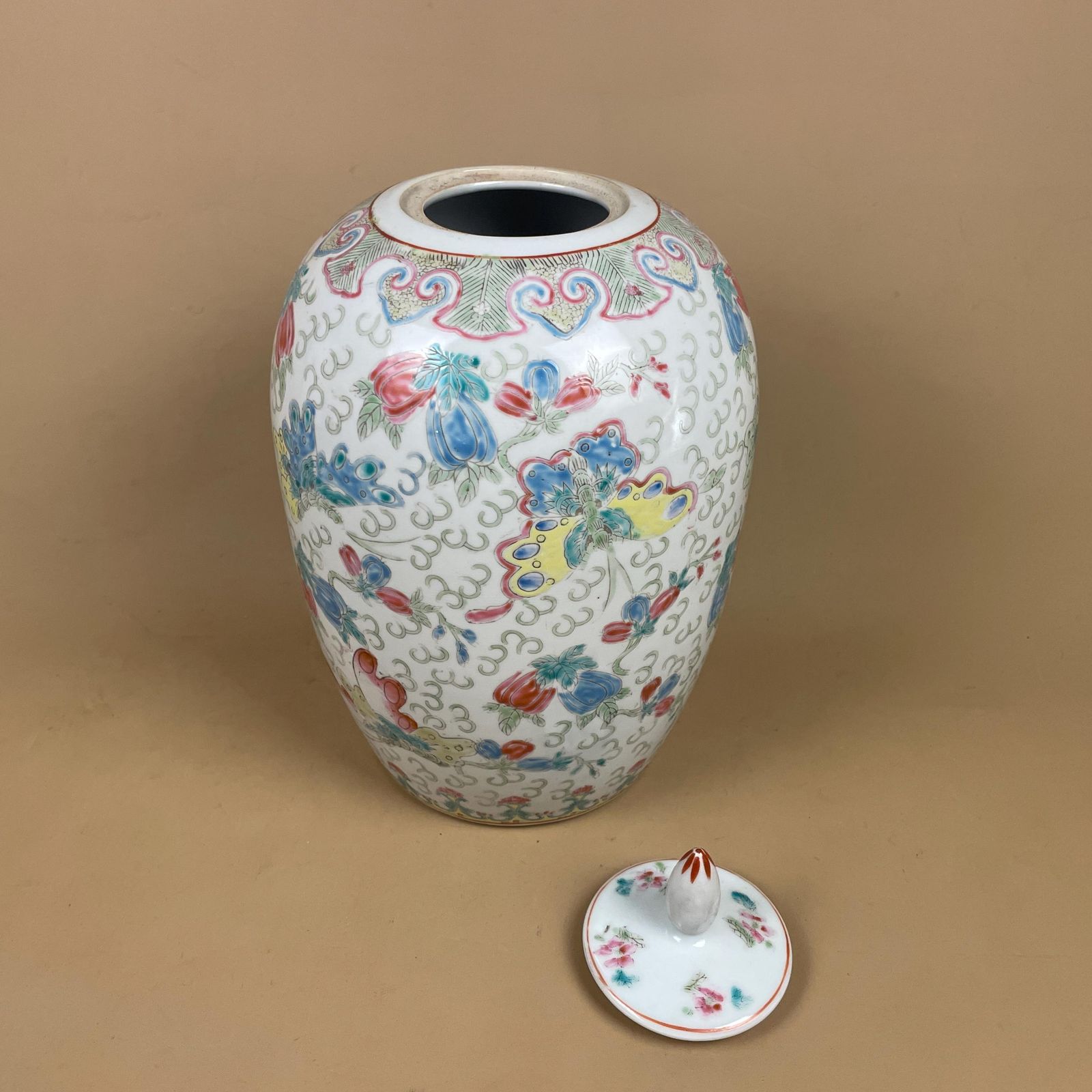 Oriental Decorative Vase Ceramic Blue White Floral Butterfly Design Pot Chinese Vintage Display Lidded Ginger Jar Lid Pattern Ornament photo furniture