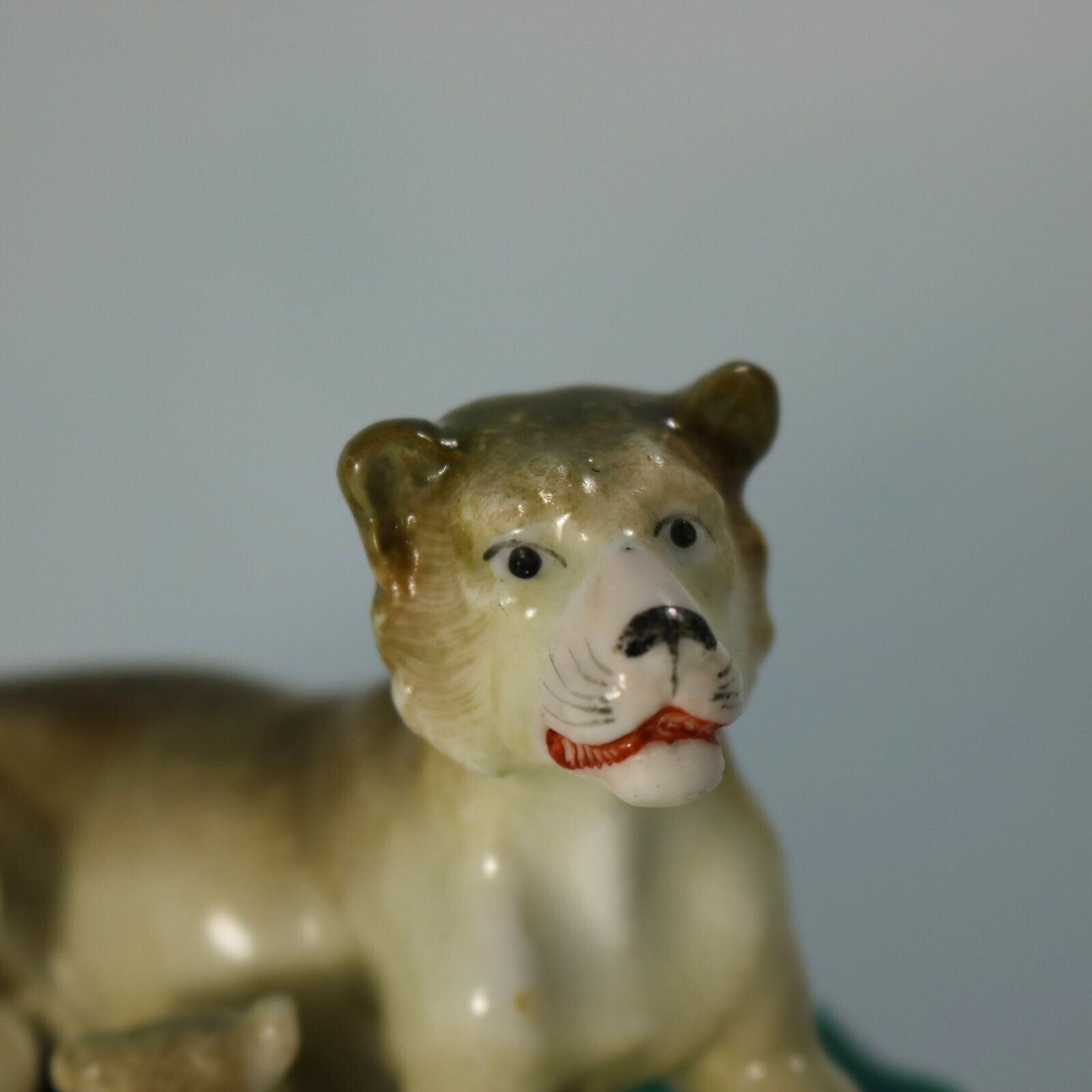 photo vintage Rare Pair Staffordshire Lion And Lioness Figures