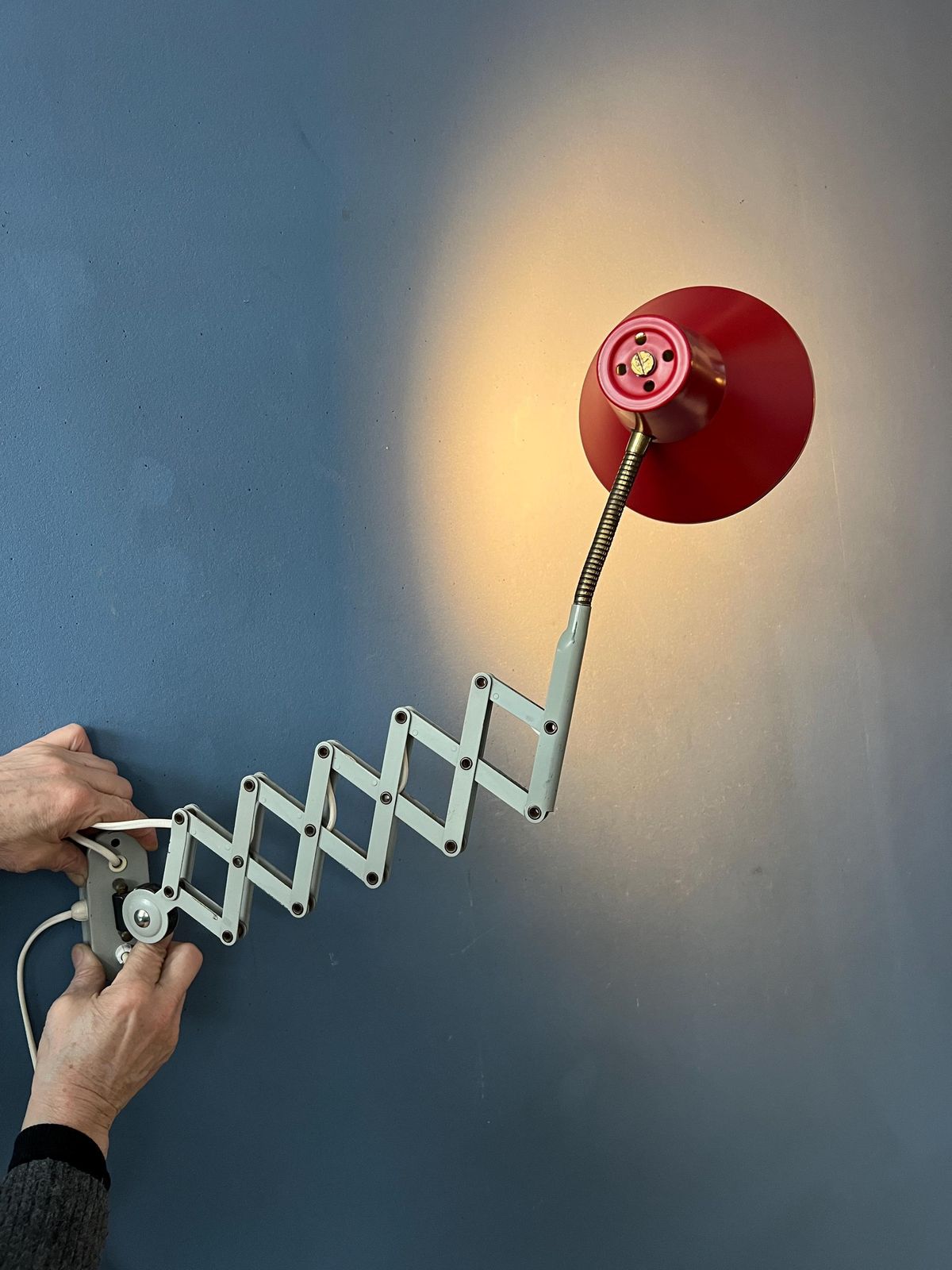 Rode En Witte Hala Schaarlamp Voor Aan De Wand photo for sale