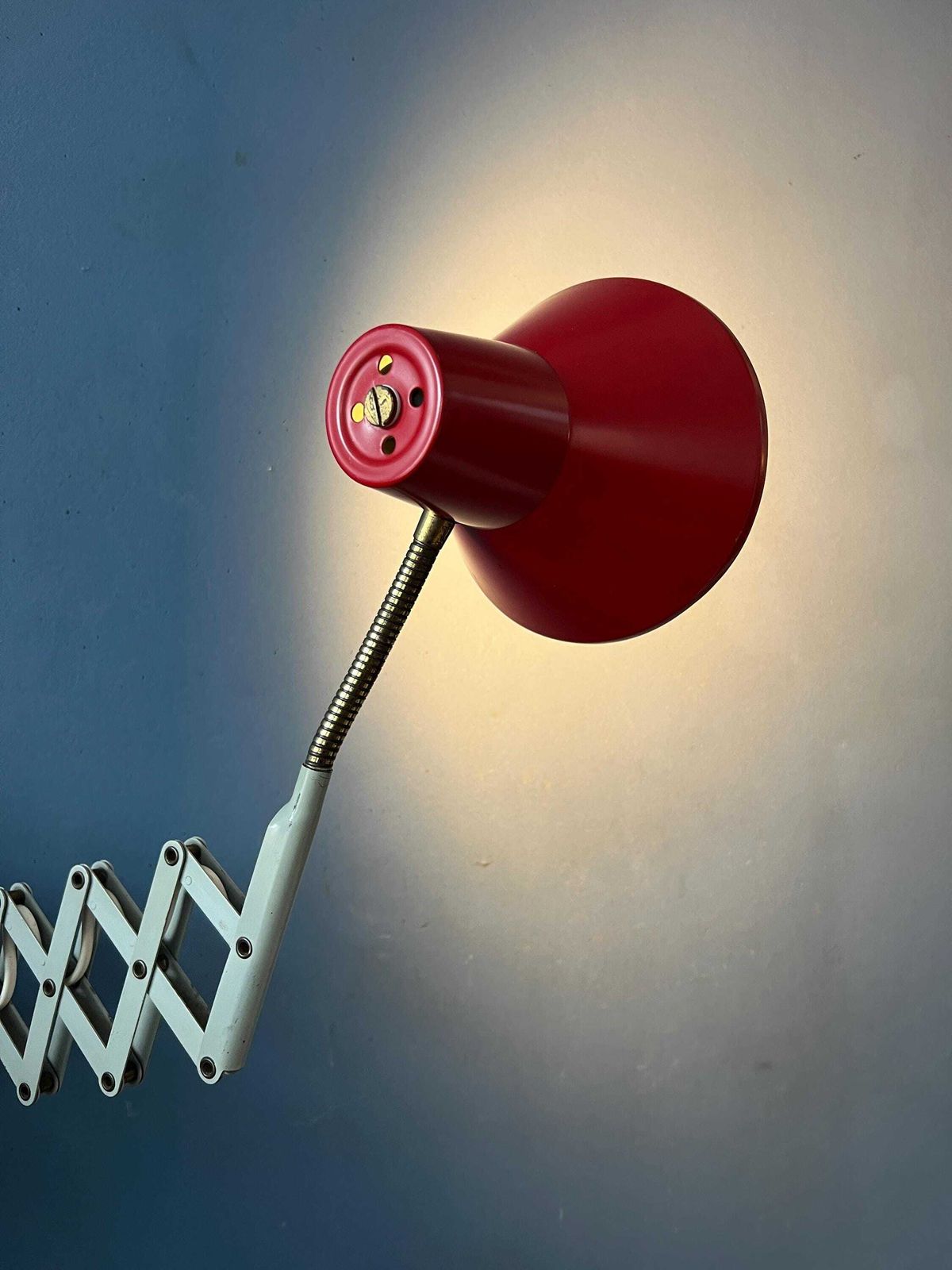 Rode En Witte Hala Schaarlamp Voor Aan De Wand photo 254.0