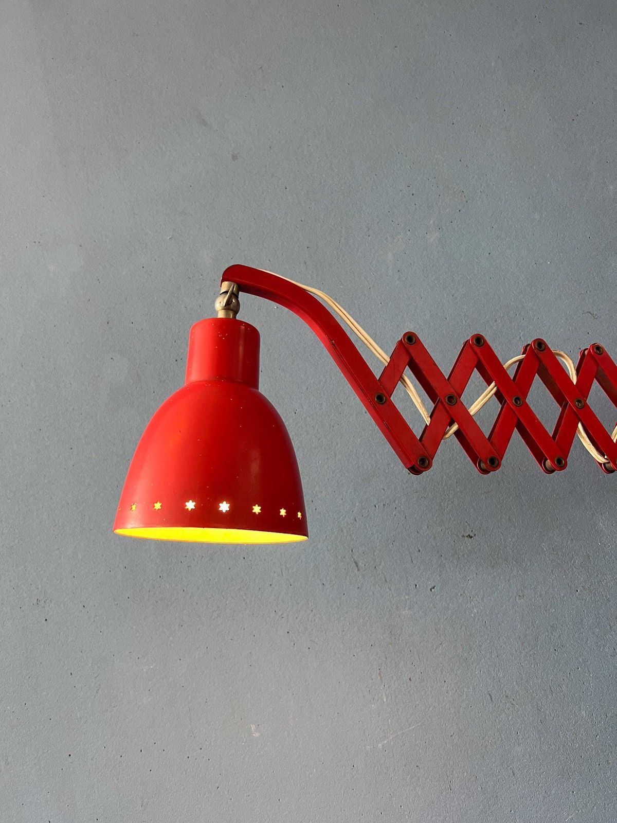 Mid Century Rode Hala Vintage Schaarlamp photo vinterior