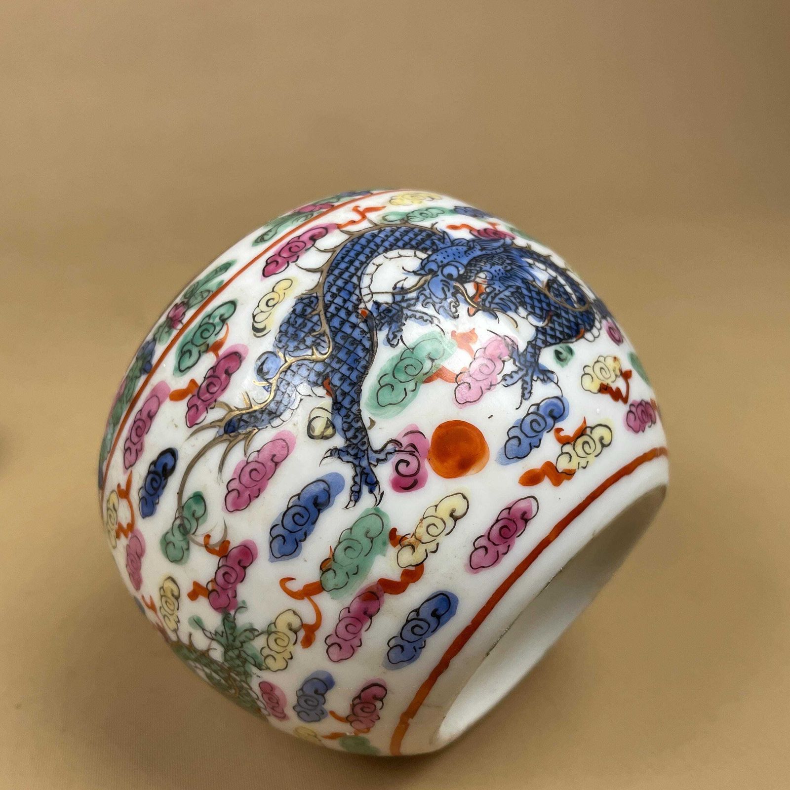 photo vinterior Oriental Decorative Vase Ceramic White Dragon Floral Design Hand Painted Pot Japanese Vintage Lidded Ginger Jar Lid Pattern Ornament Ornate