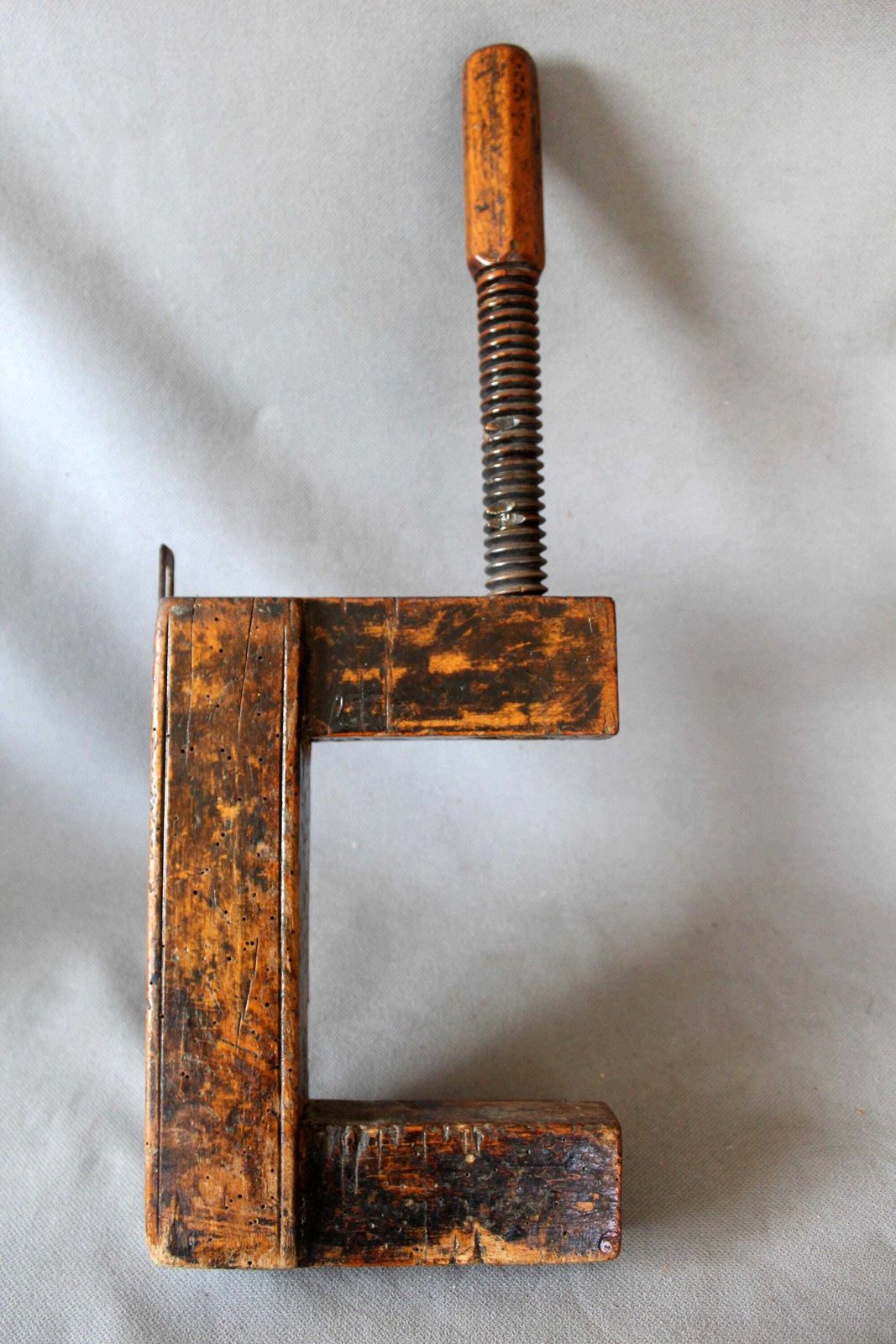 photo furniture Serre-joint à vis en bois d'époque, outil de menuiserie, outil de charpentier, décoration rustique, collection, industriel
