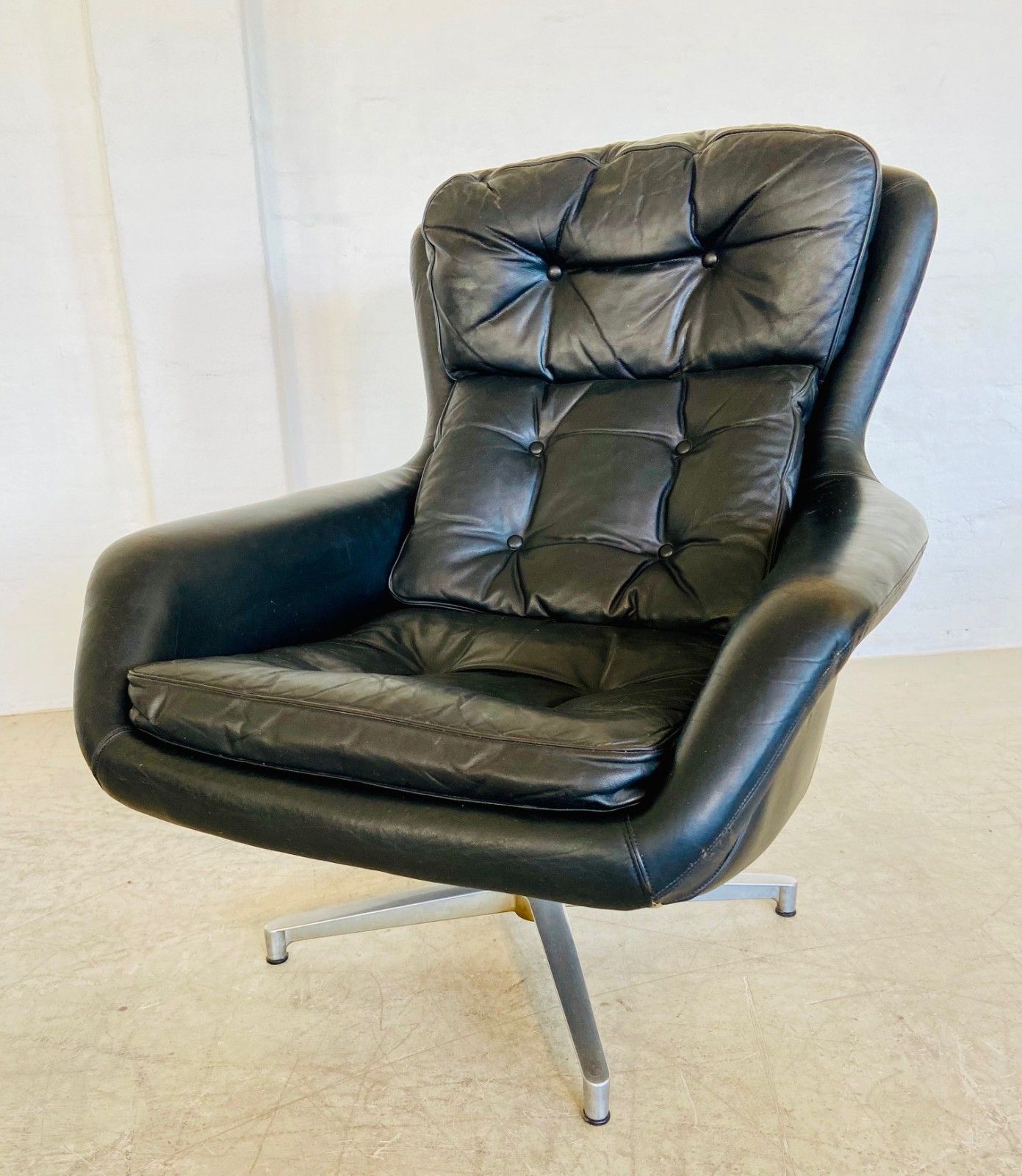photo buy Vintage Danish Mid Century Black Leather Swivel Chair Manufactured By Dux For Alf Svensson.