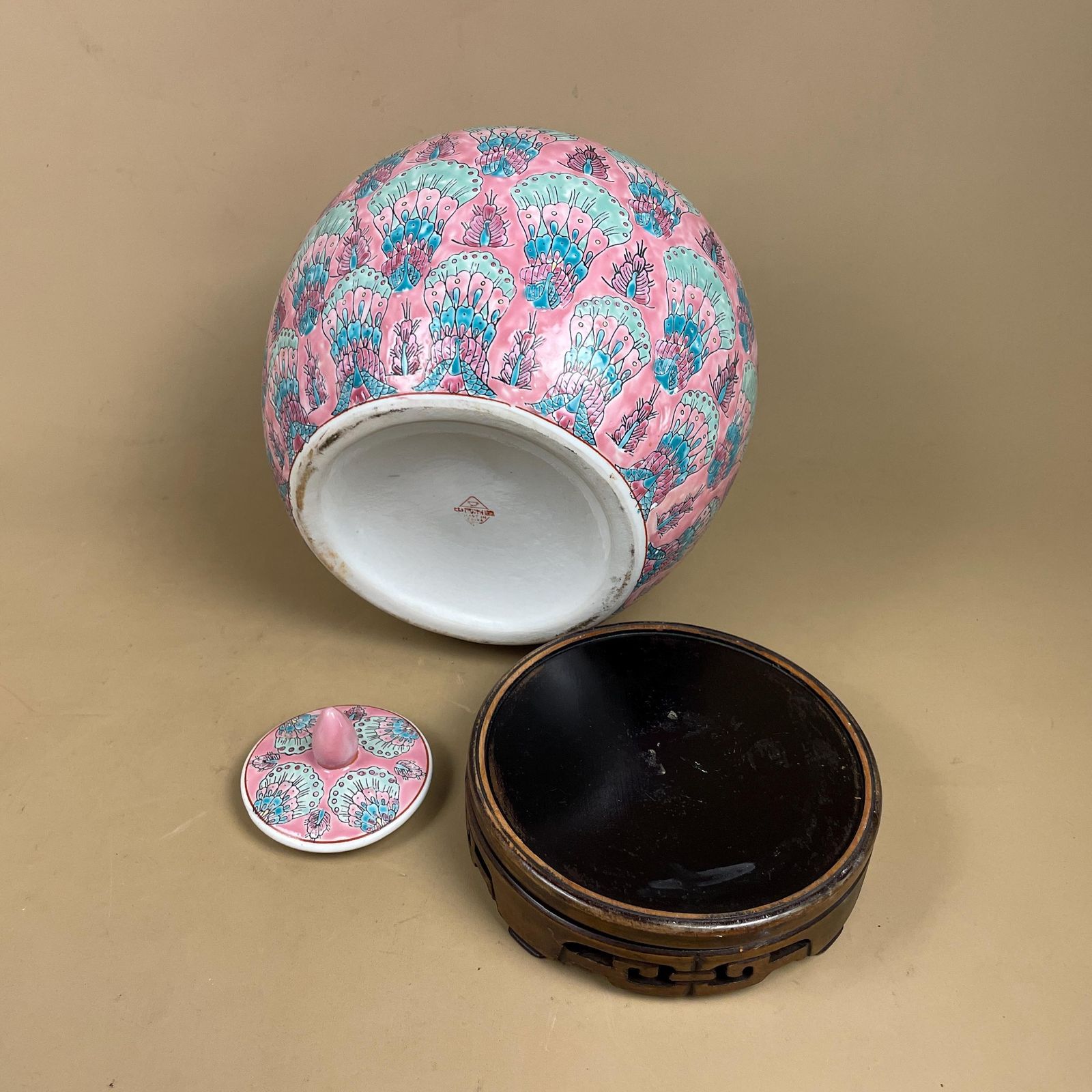 photo furniture Oriental Decorative Vase Ceramic Pink Peacock Design Pot Chinese Vintage Display Lidded Ginger Jar Lid Pattern Ornament Wooden Ornate Base
