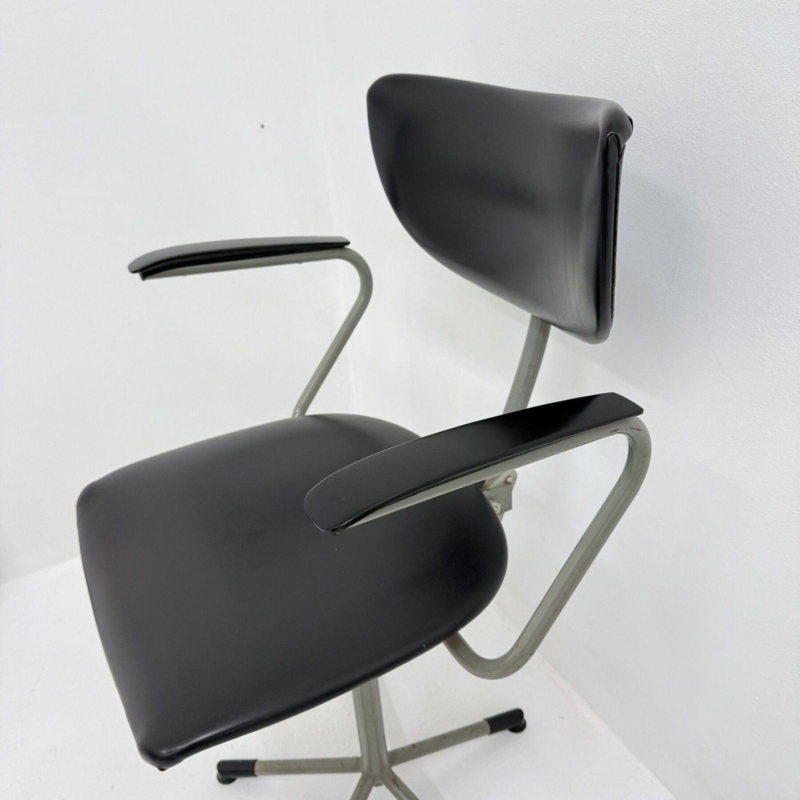 Mid  Century 3311 Desk Chair By Toon De Wit For Gebroeders De Wit , 1960s photo vinterior