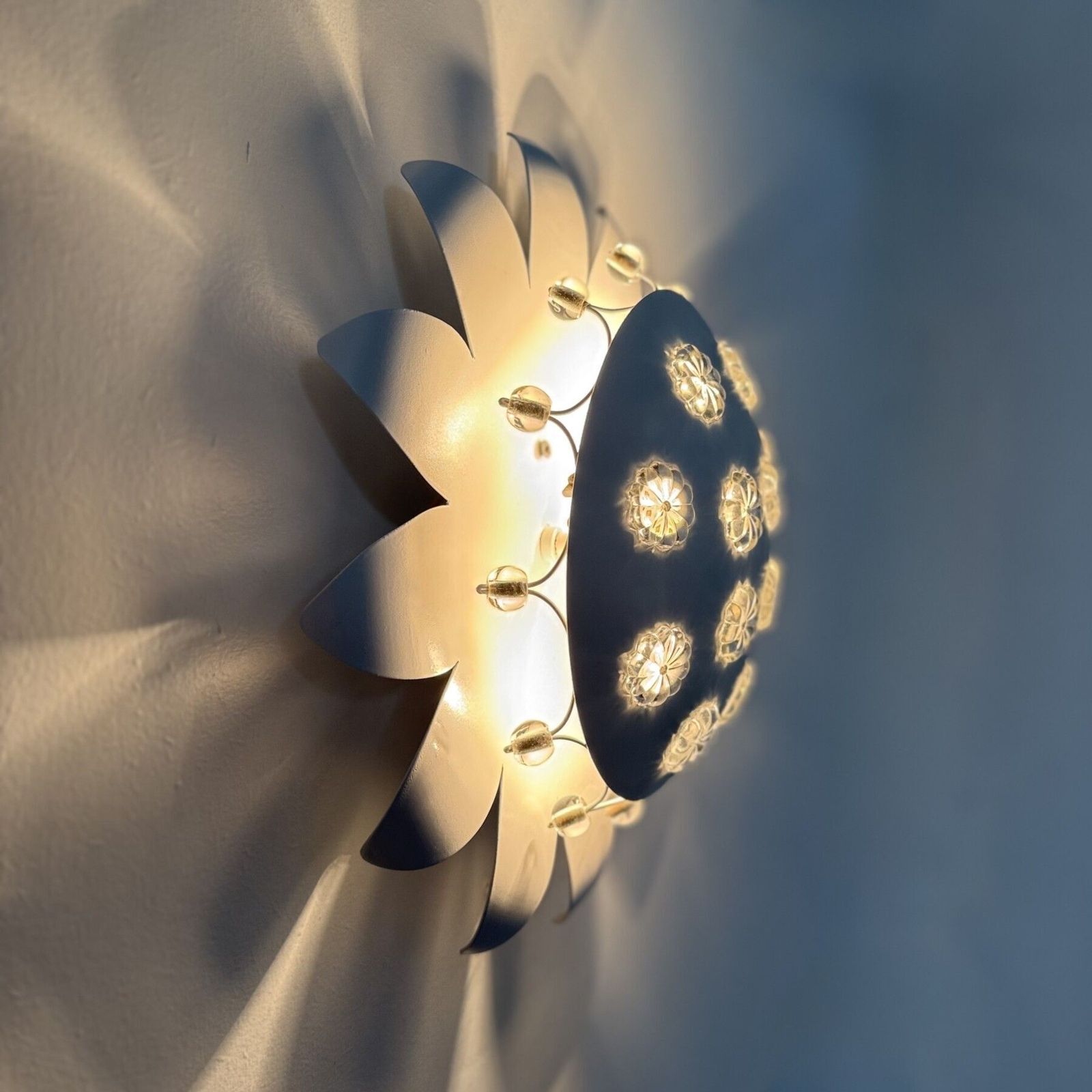 Emil Stejnar Wandlamp Met Bloemkristallen, Ca. Jaren 1950, Wenen photo for sale