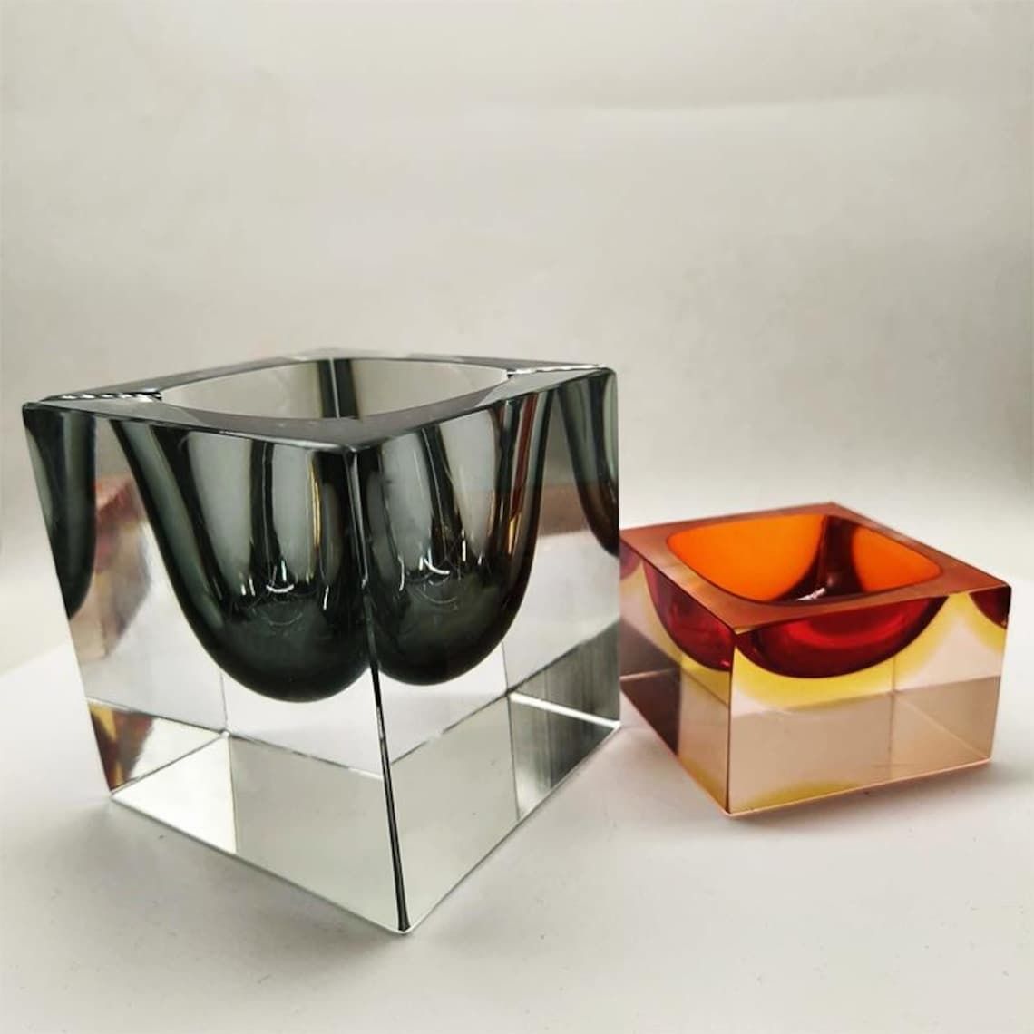 photo vintage 1960s Rare Big Cube Ashtray Or Catch All In Murano Glass By Flavio Poli For Seguso.