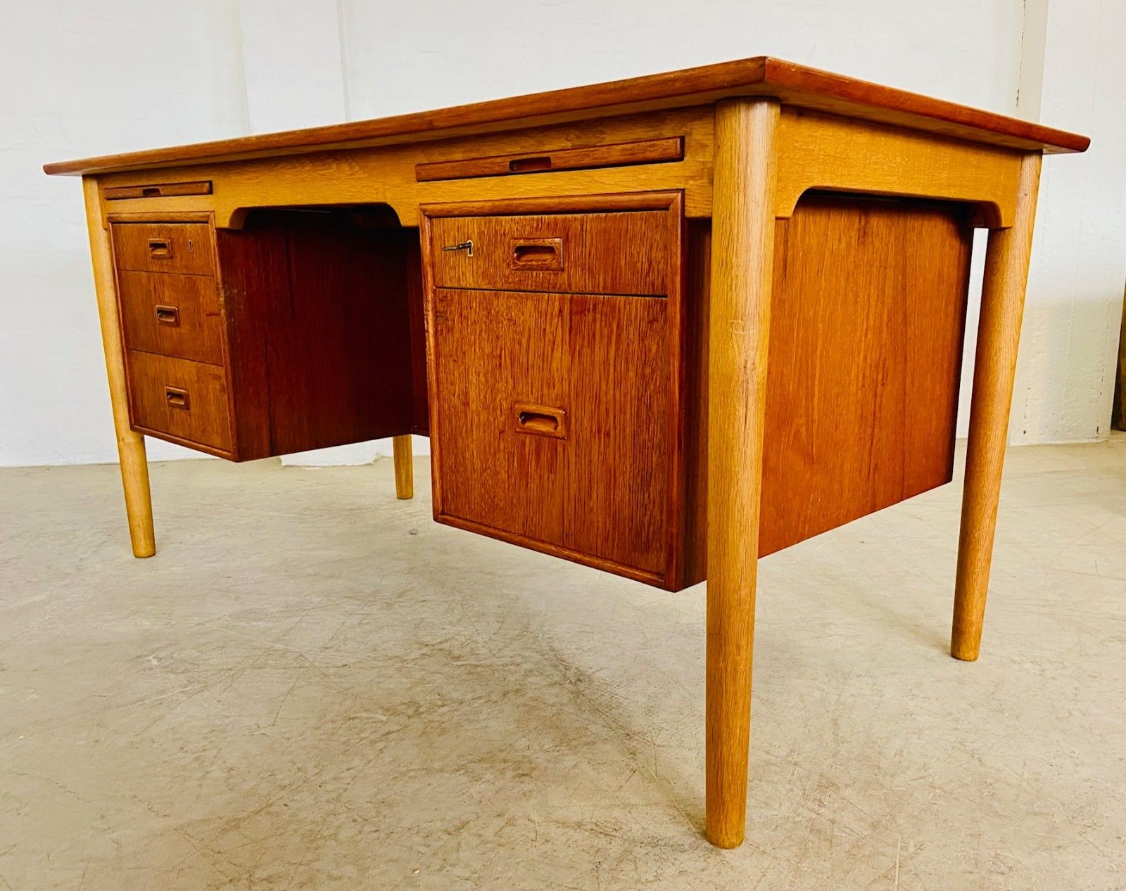 photo vintage Vintage Retro Danish Teak And Oak Desk By Borge Mogensen For Soborg