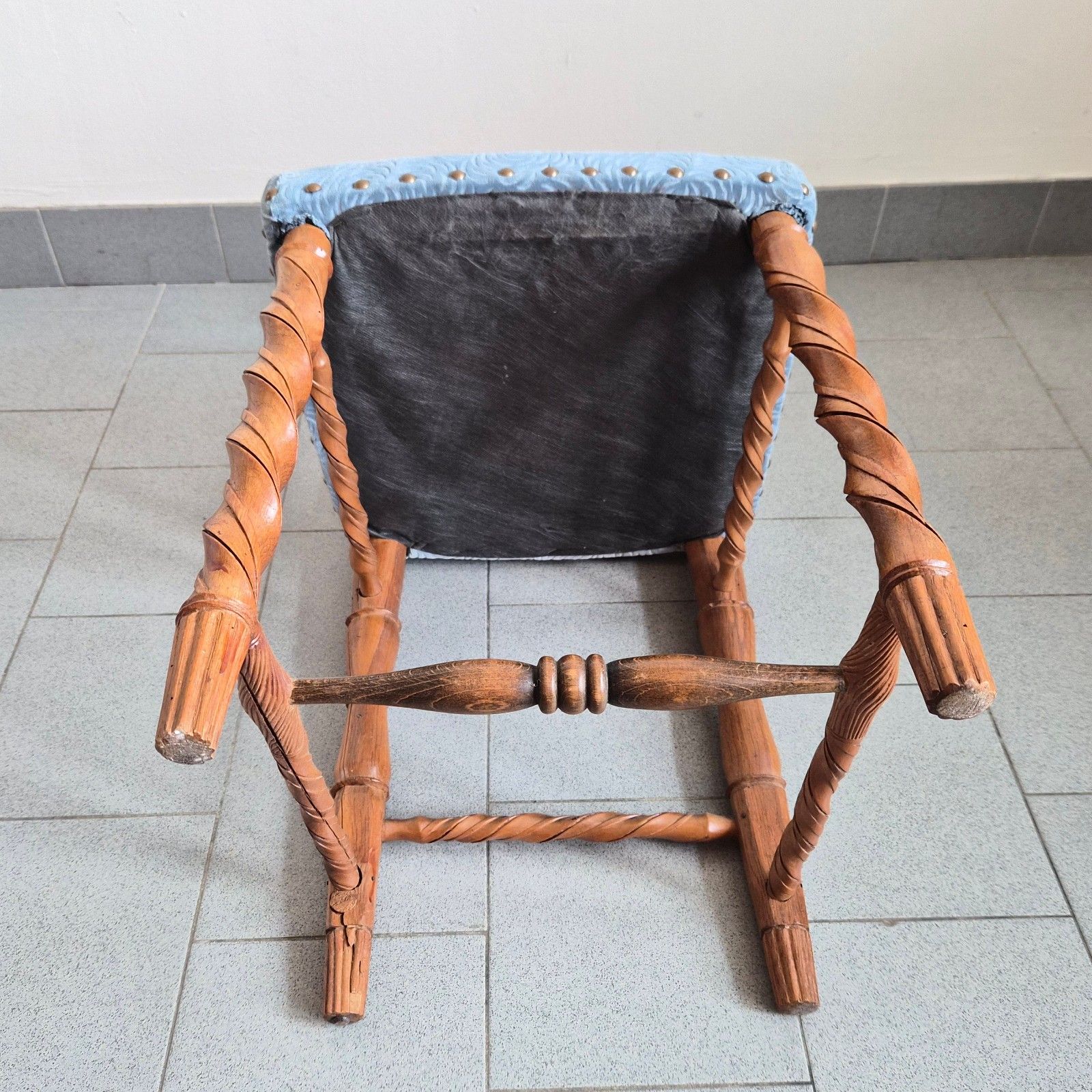 photo for sale Vintage Jaren 1950 Handgemaakte Houten Stoel Met Houtsnijwerk En Fluwelen Bekleding – Folk Art