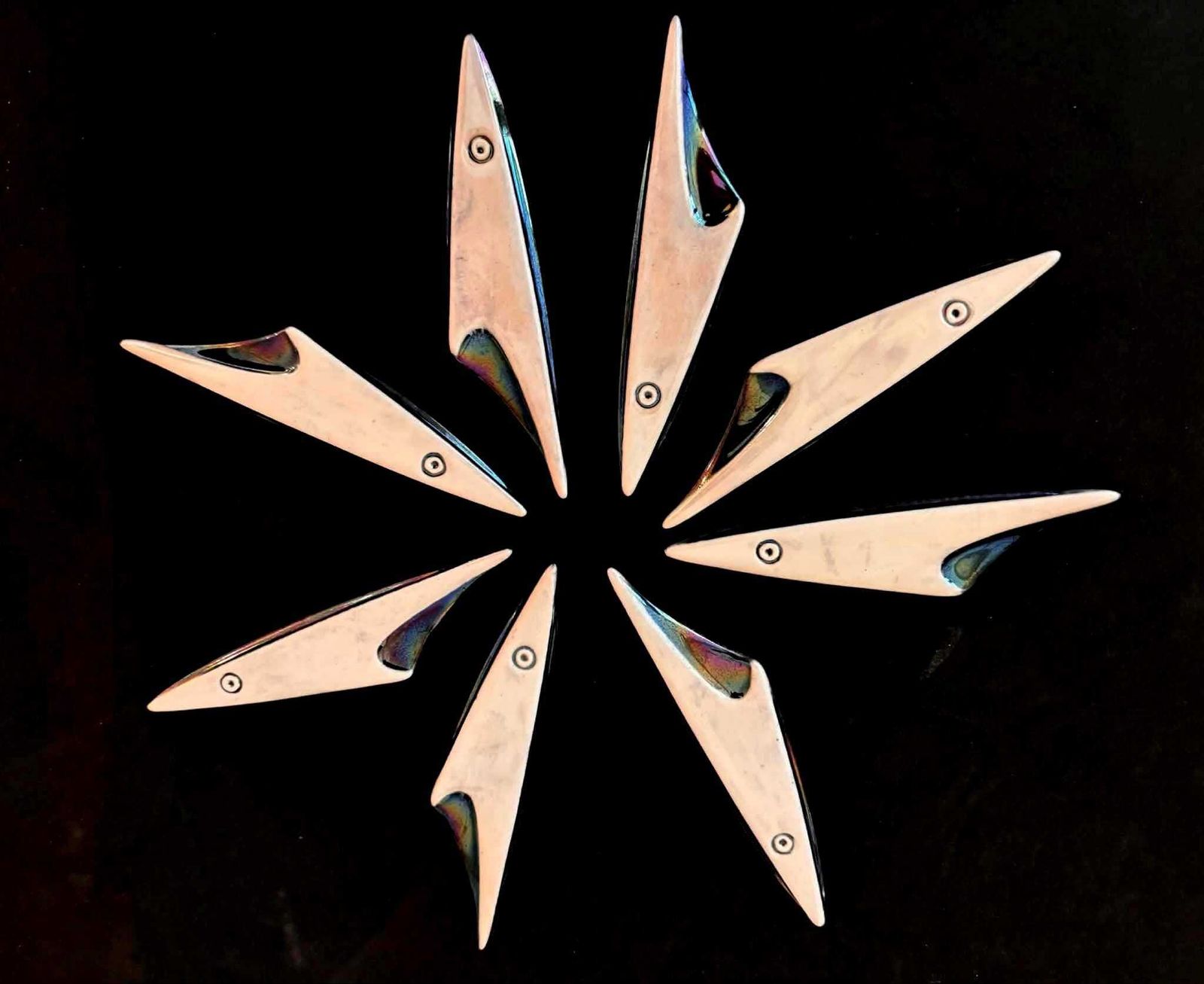 Set Van 8 Franse Mid Century Keramische Messenleggers – Sculptuurvormig Visontwerp, Iriserend Glazuur