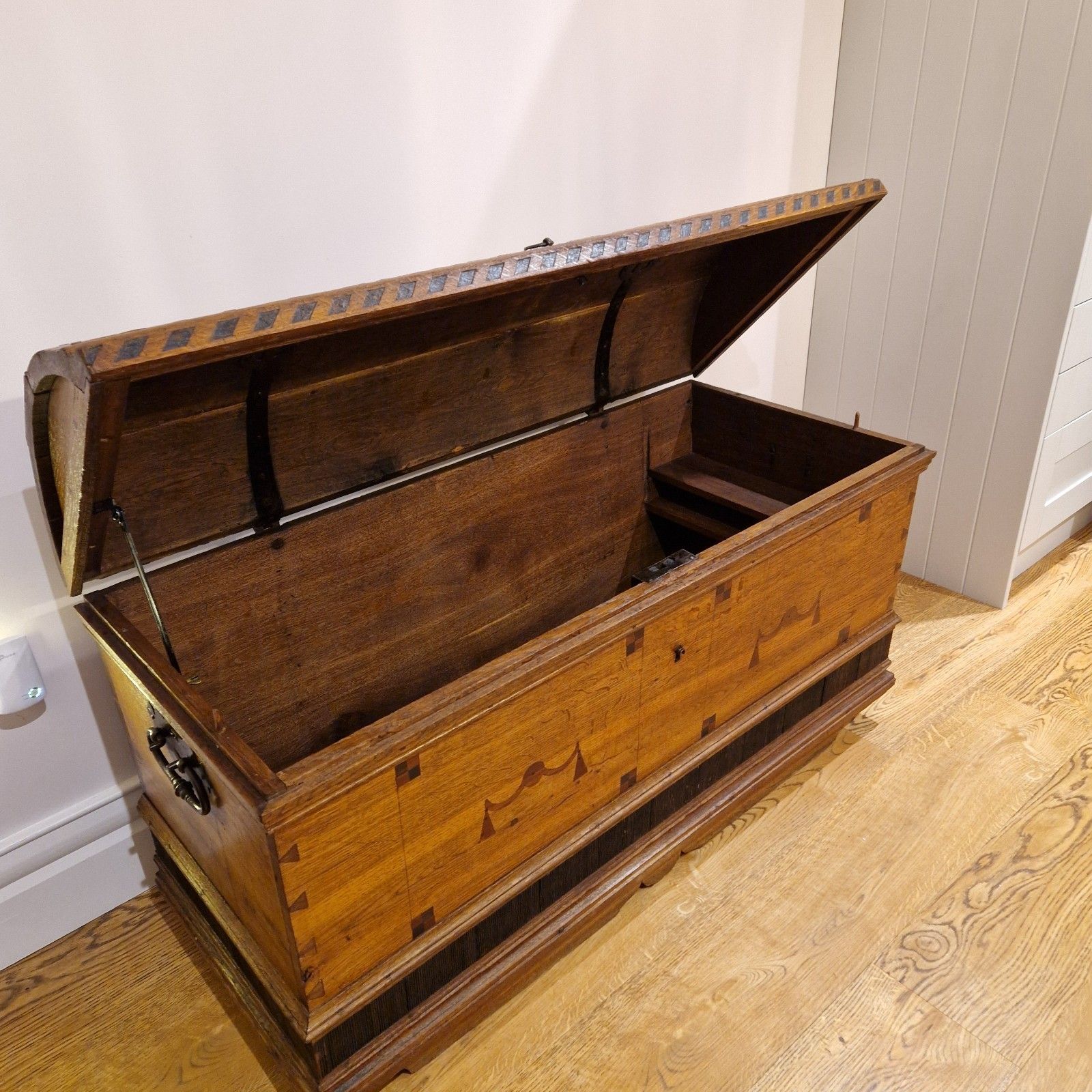 photo vintage Antique 18th Century Dutch Oak Coffer – Chevron Inlays & Original Iron Handles