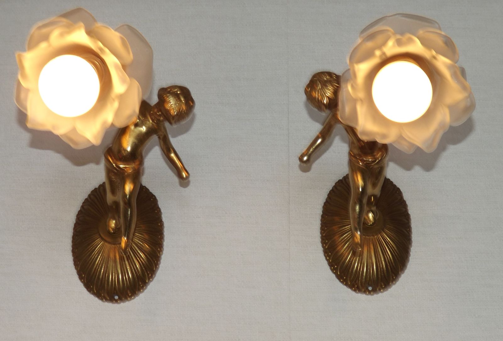 Paire d'appliques murales italiennes décoratives en bronze avec abat-jour en verre pétale de fleur photo Luminaires