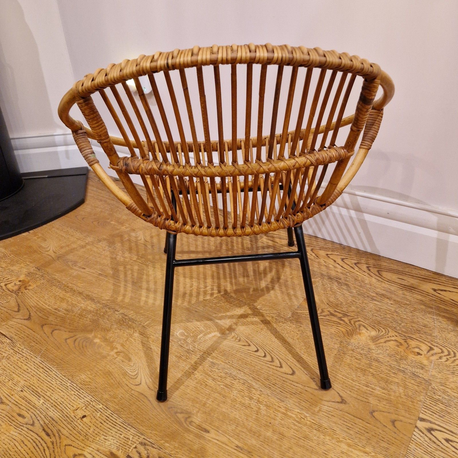 photo furniture Vintage 1970s Rattan Accent Chair With Metal Legs – Franco Albini Inspired