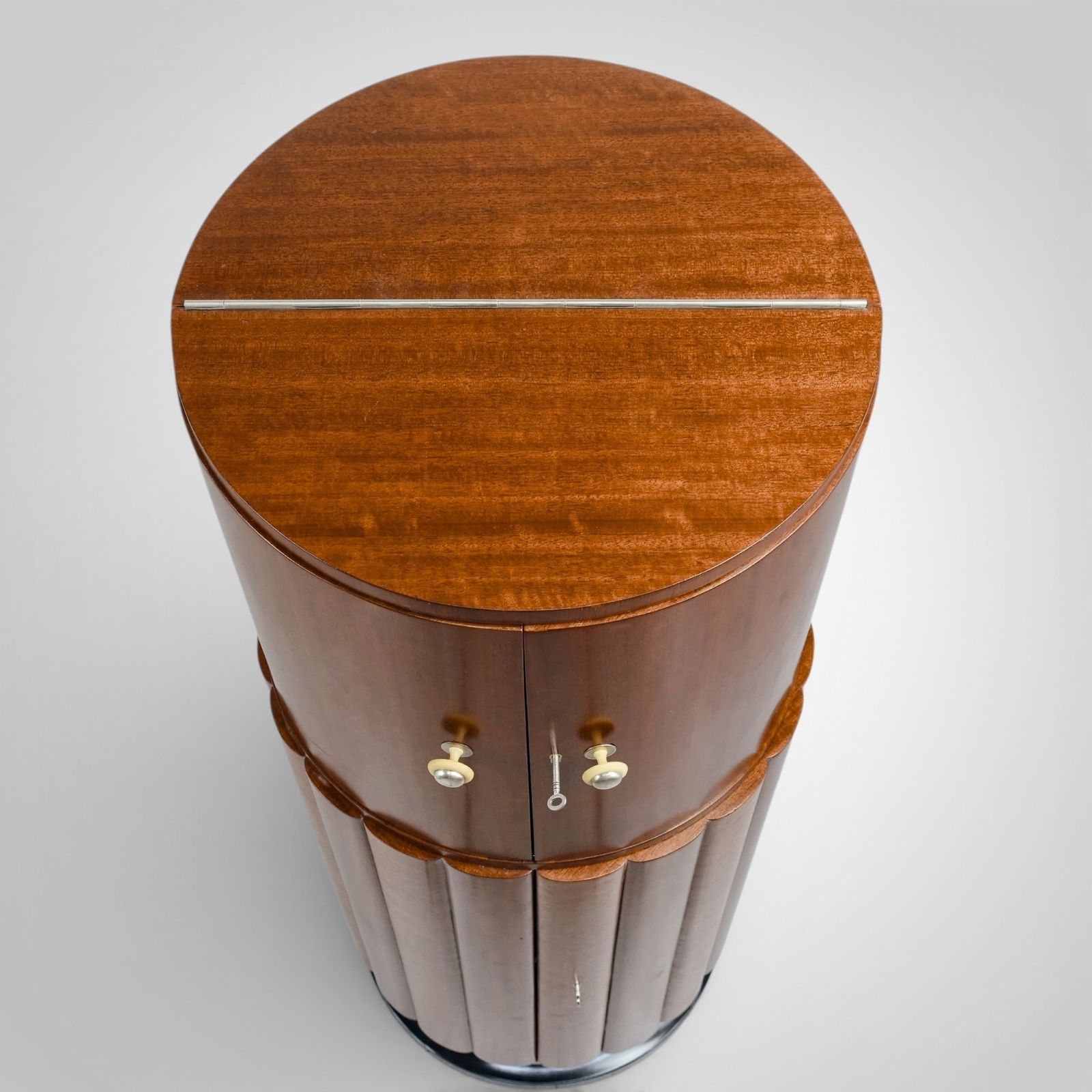 photo vinterior Art Deco Rocket Cocktail Cabinet Dry Bar English Circa 1936.