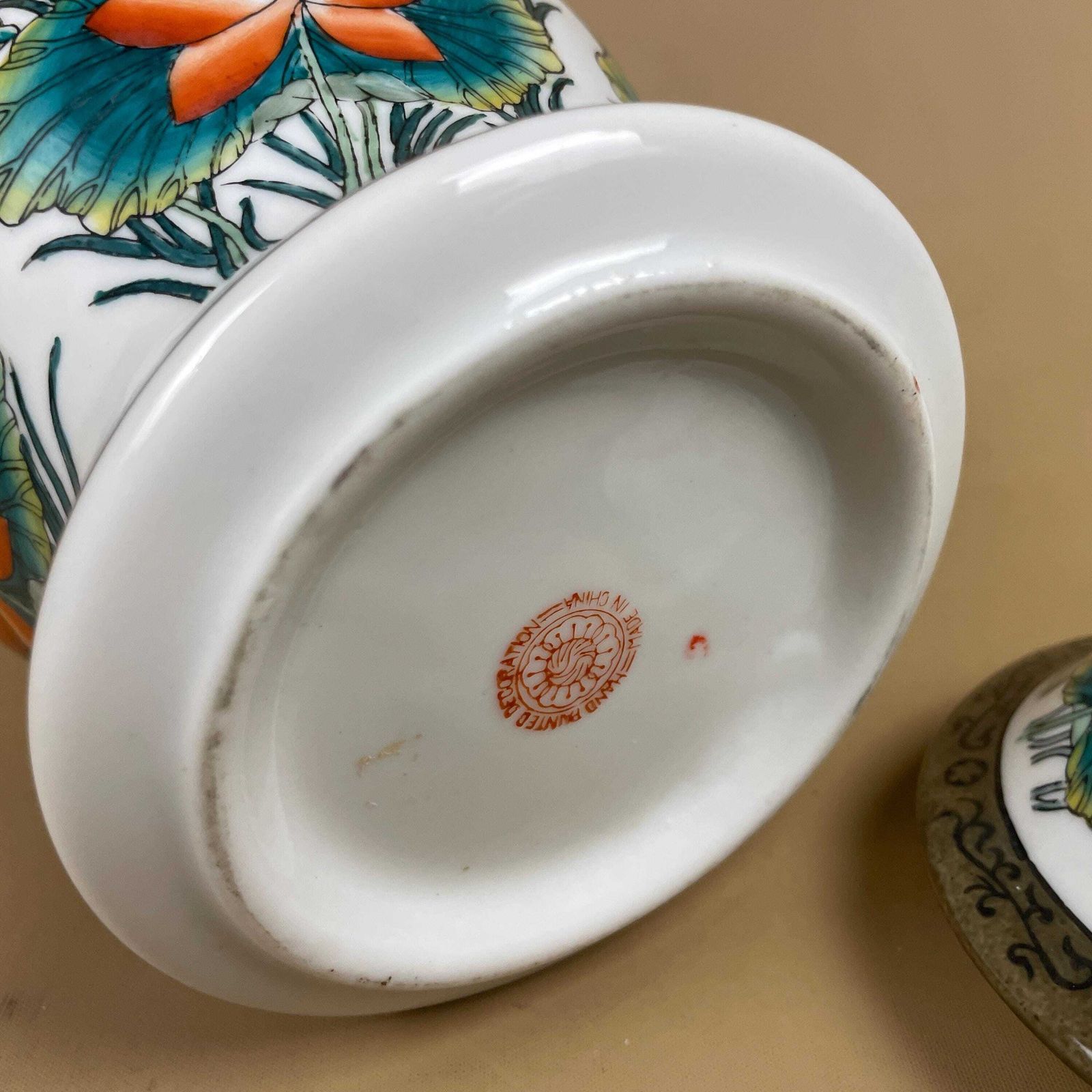 photo furniture Oriental Decorative Vase Ceramic Pot Chinese Vintage Display Hand Painted Asian Old Floral Flowers Lotus Lidded Lid Antique White Ginger Jar
