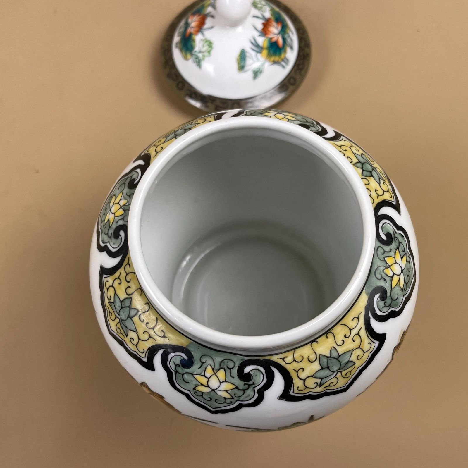 Home Decor Oriental Decorative Vase Ceramic Pot Chinese Vintage Display Hand Painted Asian Old Floral Flowers Lotus Lidded Lid Antique White Ginger Jar photo