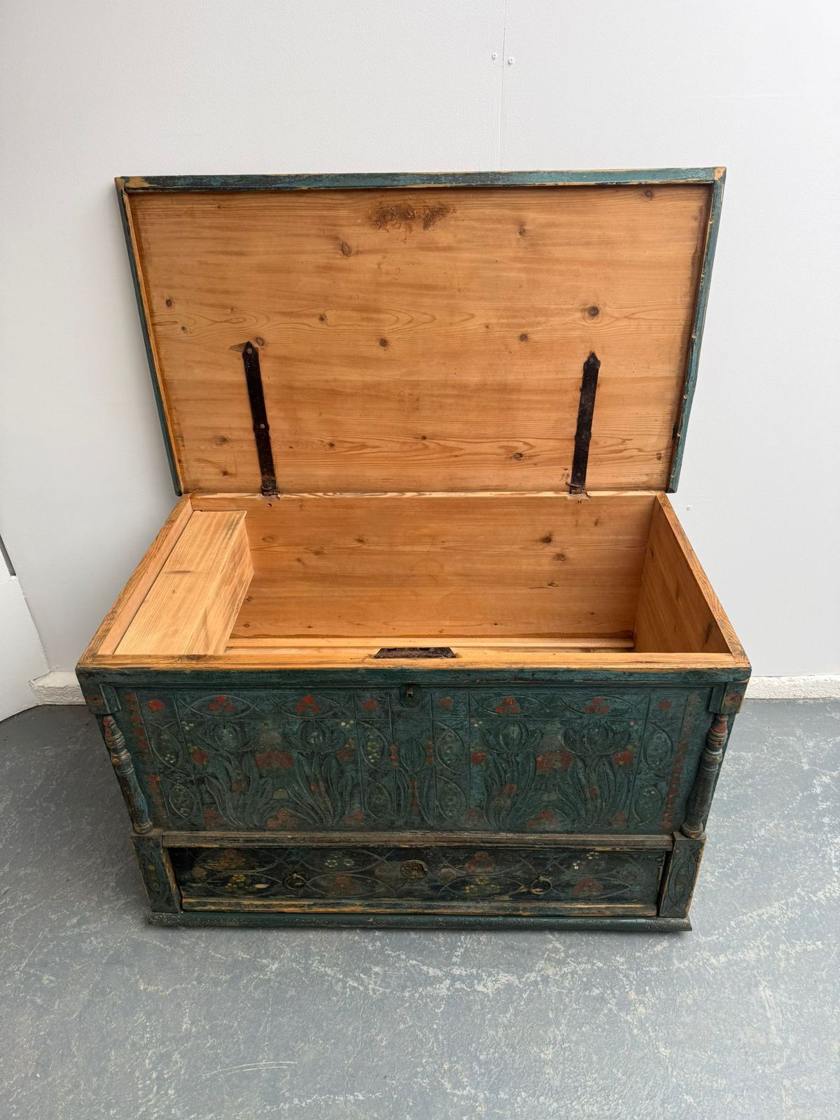 photo vintage A Truly Amazing Genuine Hungarian Georgian Painted Teal Large Mule Chest
