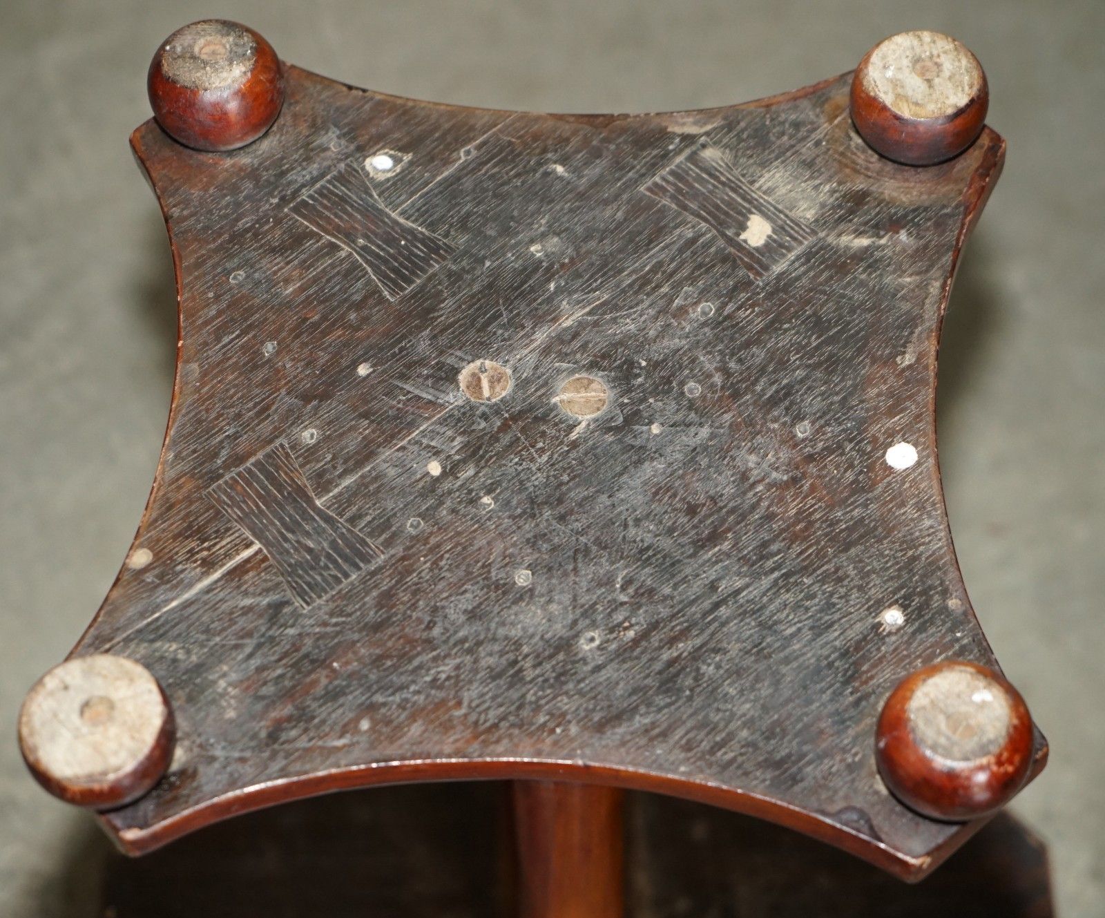 photo vintage Fully Restored Sublime Antique Circa 1880 Mahogany Inlaid Tripod Side Lamp Table