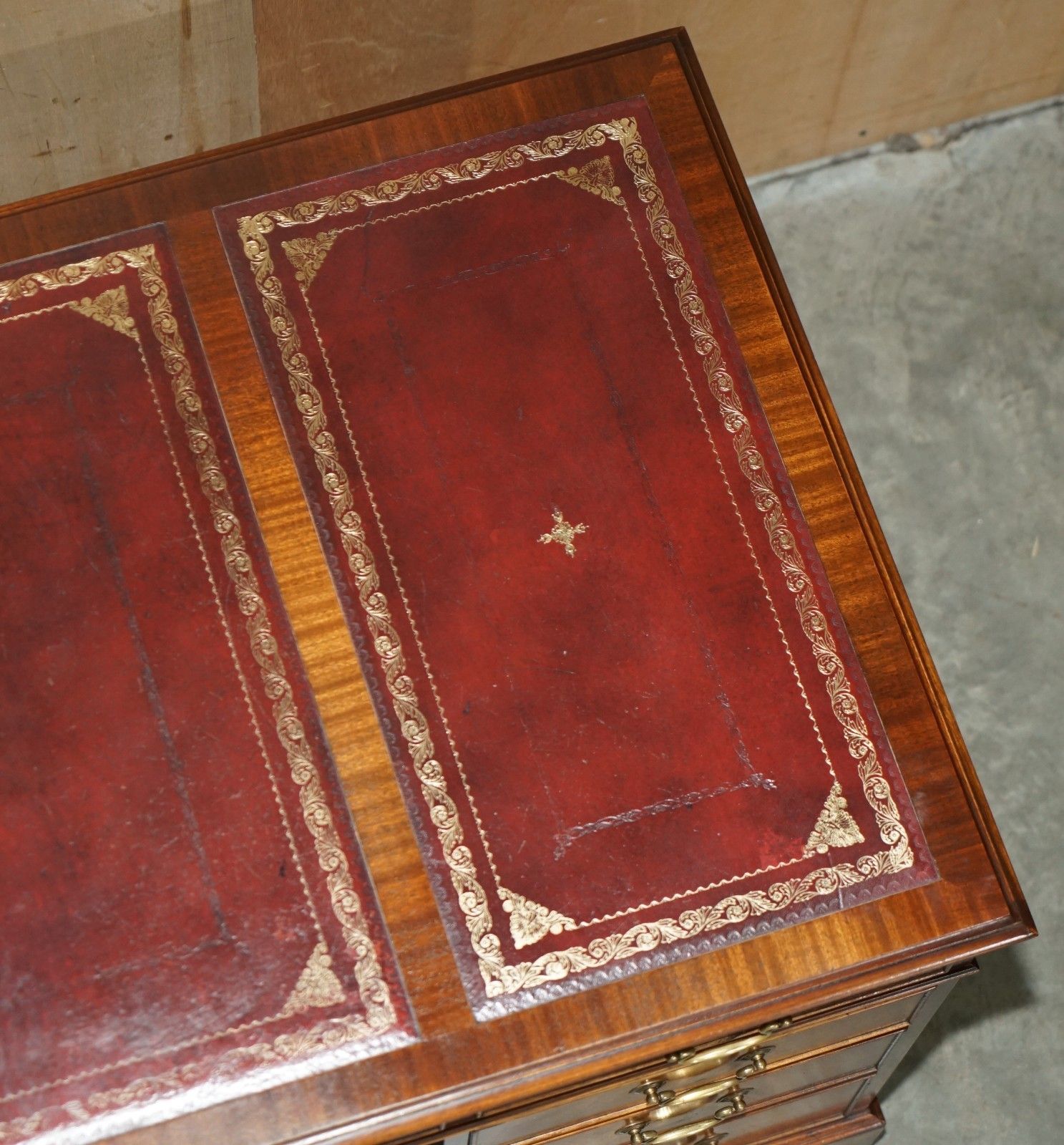 photo vinterior Lovely Bevan Funnell Mahogany Partner Desk Oxblood Gold Leaf Tooled Leather Top