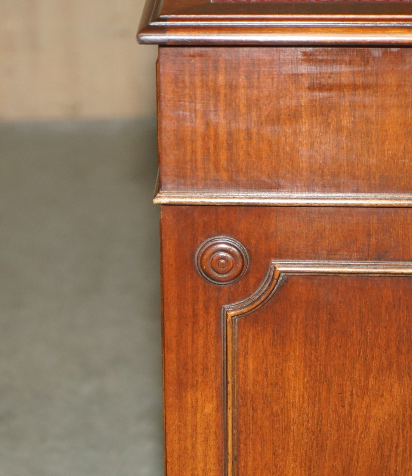photo vintage Lovely Bevan Funnell Mahogany Partner Desk Oxblood Gold Leaf Tooled Leather Top