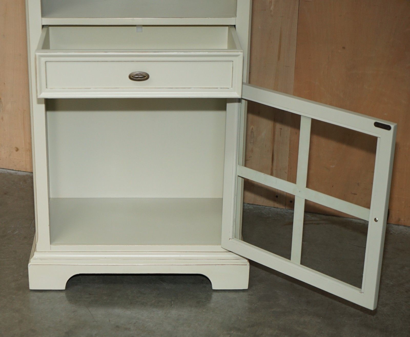 photo vintage Lovely Decorative Cream French Country Display Cabinet Cupboard With Drawer