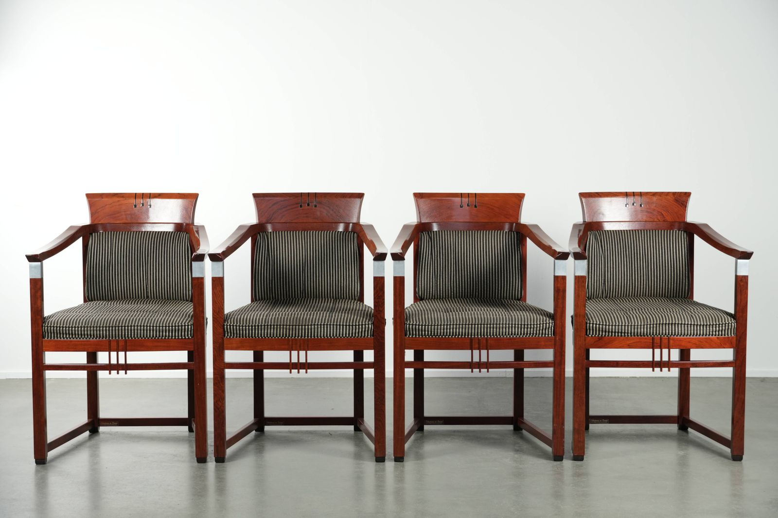 Set Van 4 Stoffen Eetkamerstoelen Met Armleuningen Uit De Decoforma Serie Van Schuitema, In Goede Staat photo furniture